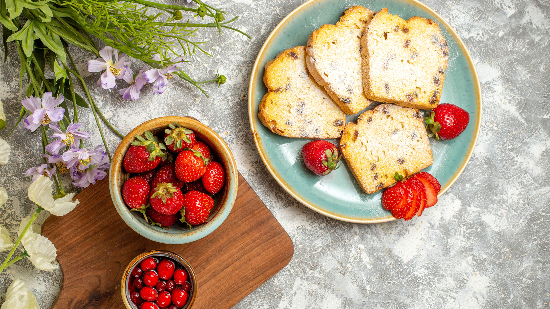 Кусочки кекса с изюмом на столе с ягода клубники