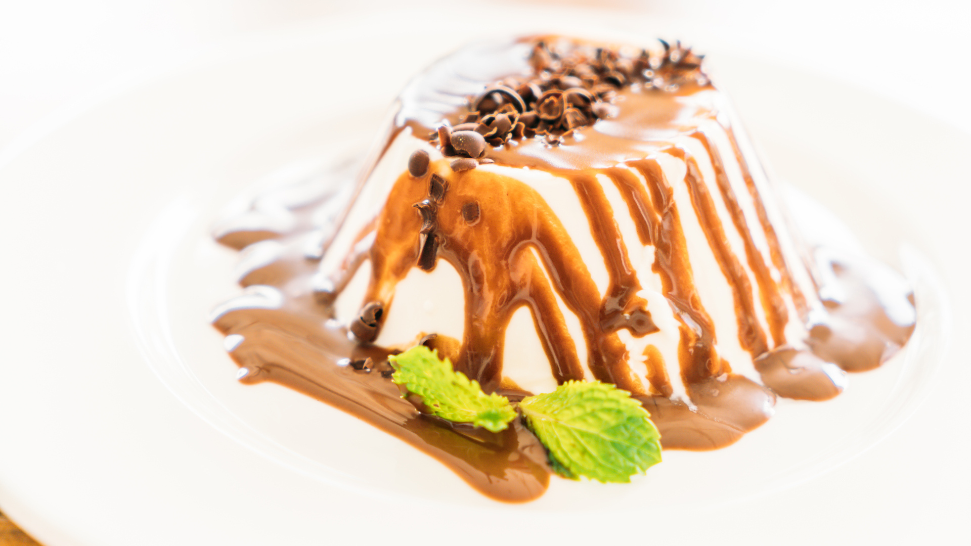 Пудинг с шоколадом на белом фоне