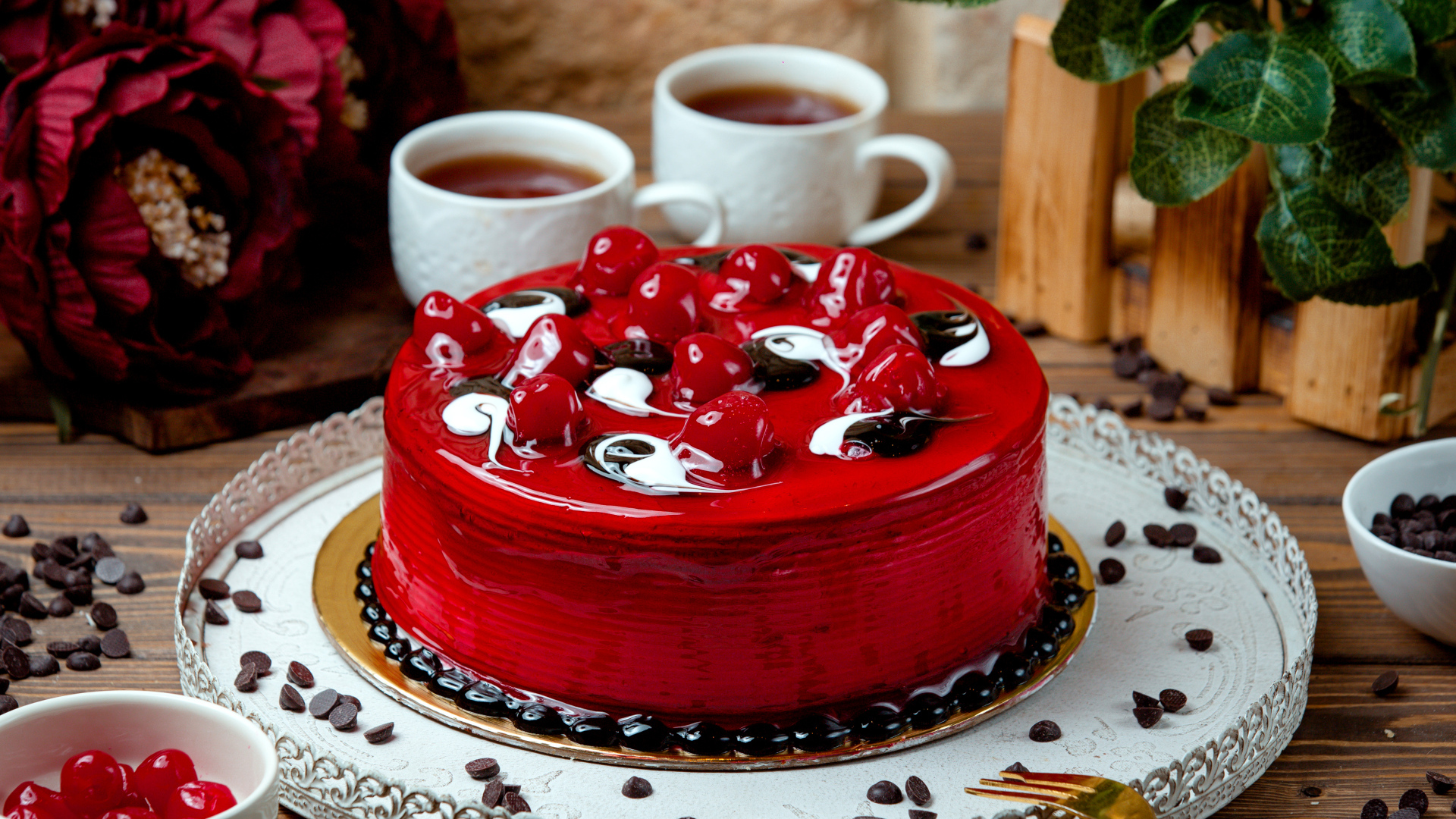 Красный вишневый торт на столе с чаем