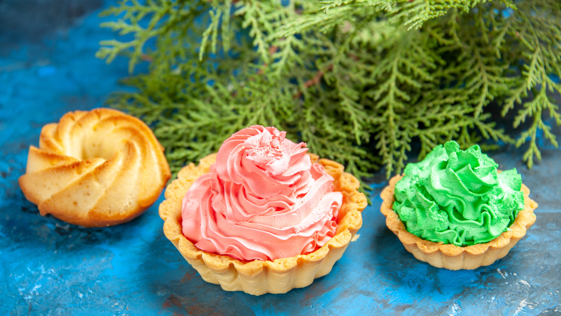 Песочные корзиночки с разноцветным кремом