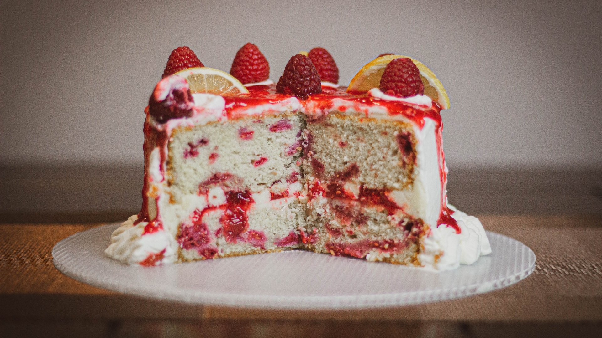 Нарезанный торт с ягодами на тарелке