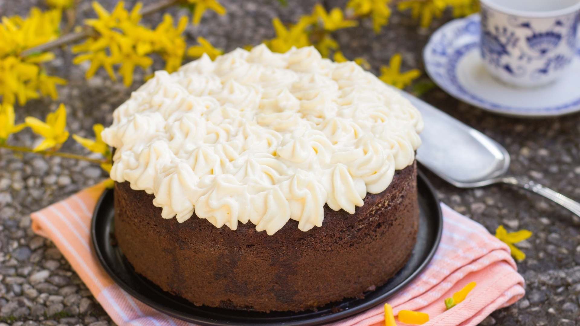 Сладкий шоколадный торт с кремом
