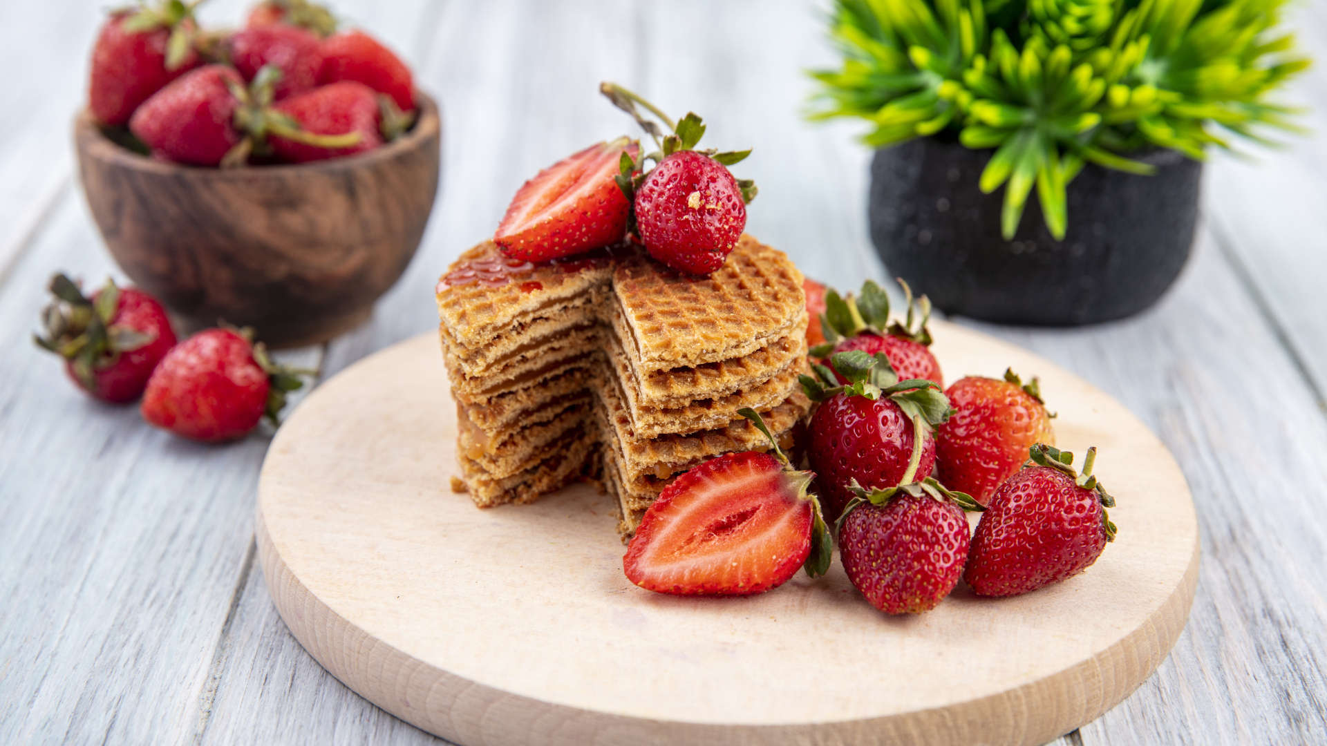 Сладкие хрустящие вафли с ягодами клубники