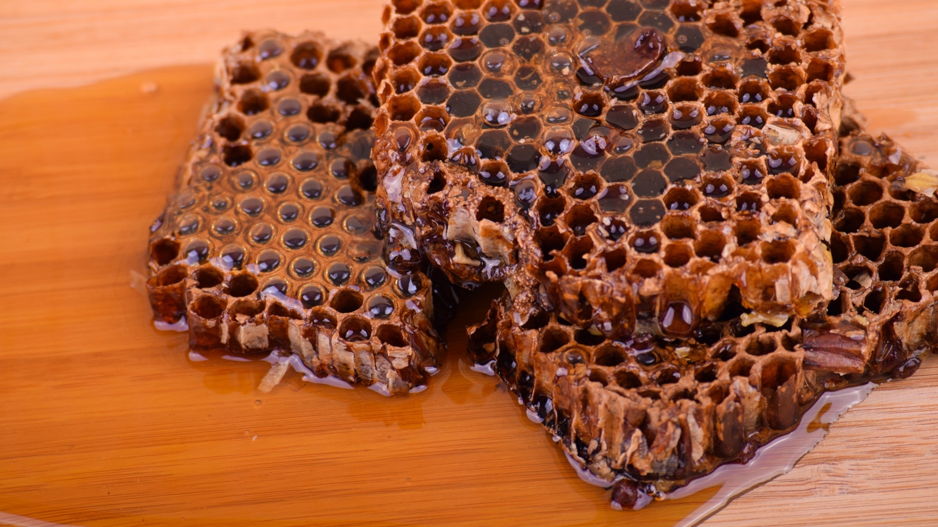 Сладкие медовые соты на столе