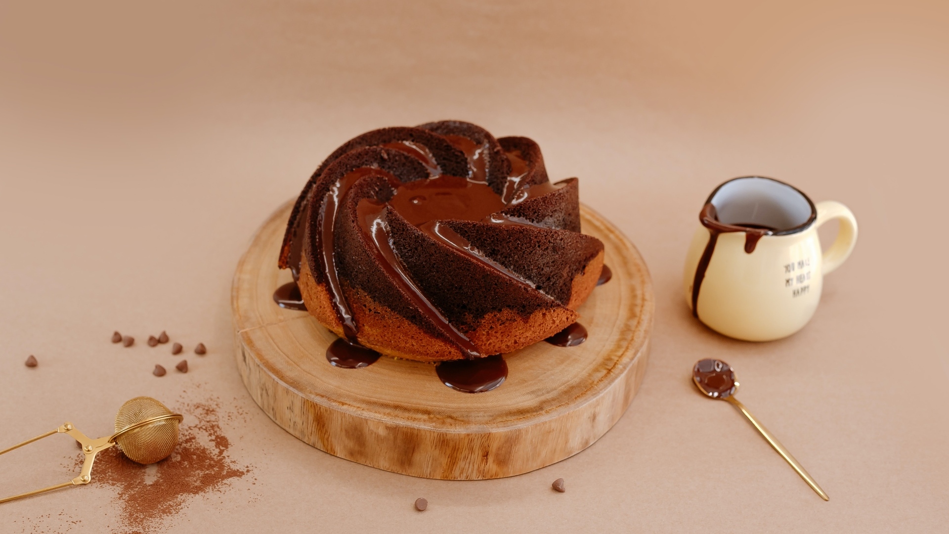 Сладкая выпечка в шоколадной глазури