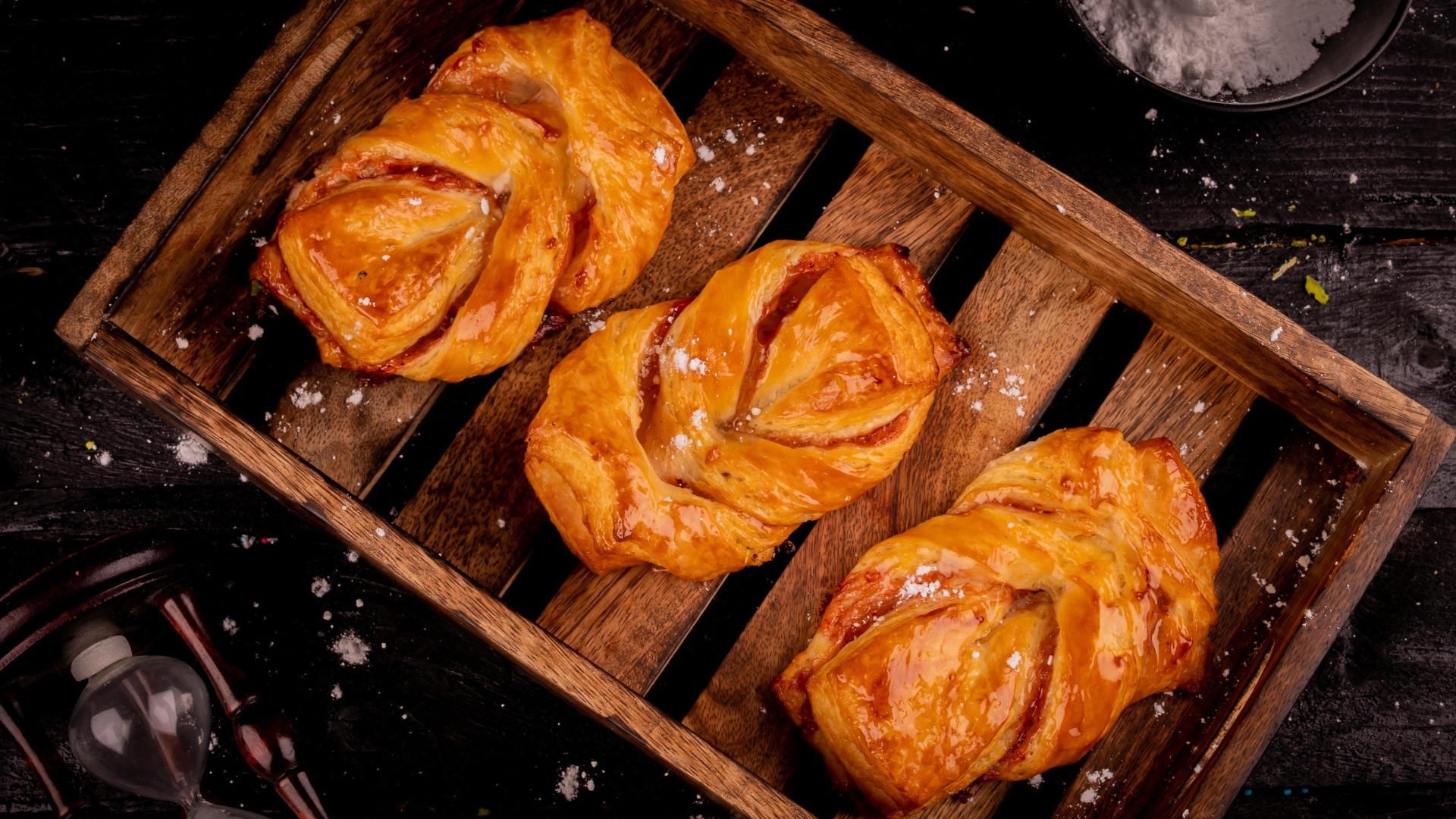 Три аппетитные свежие булочки на столе