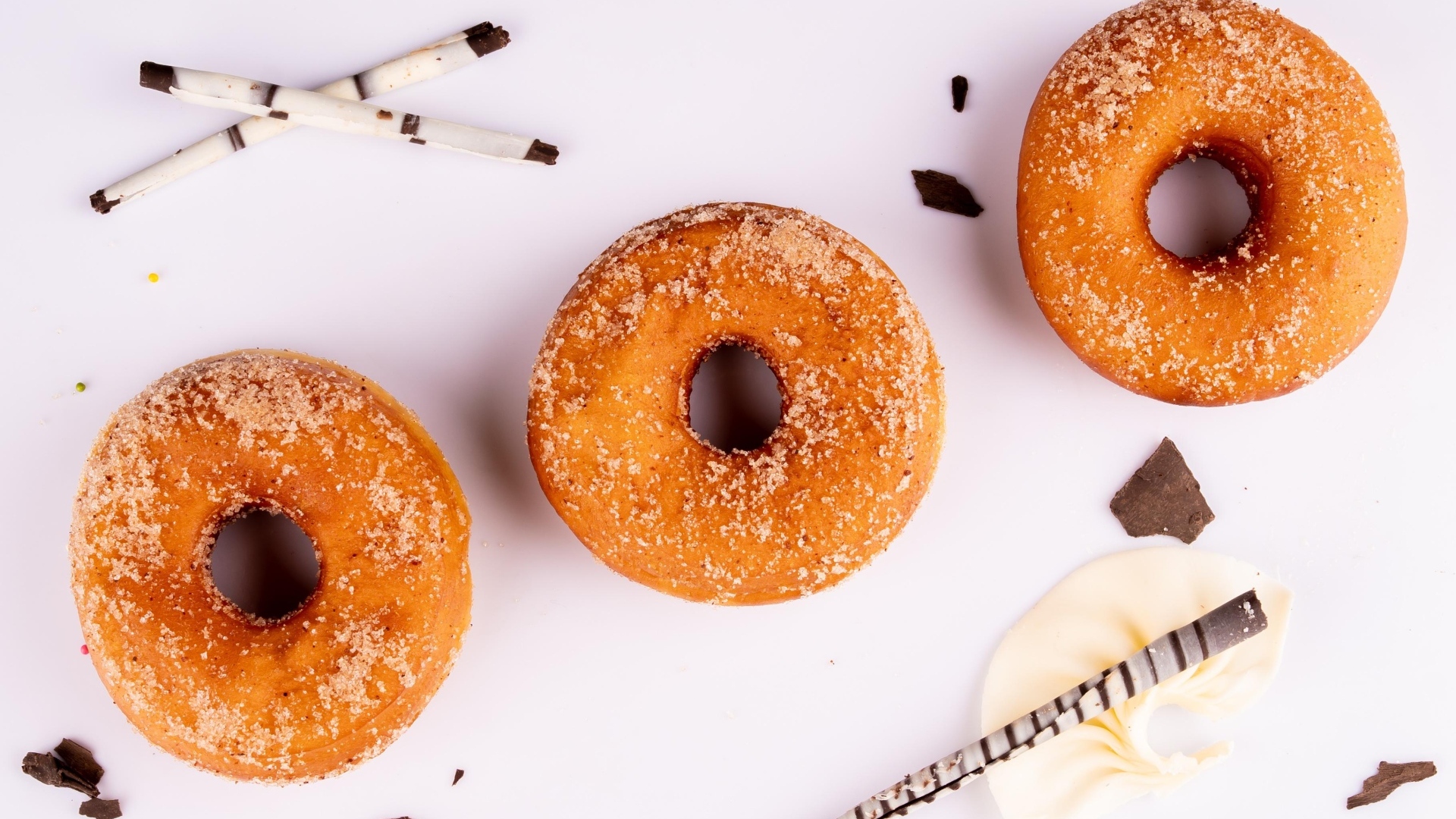 Три доната на белом фоне