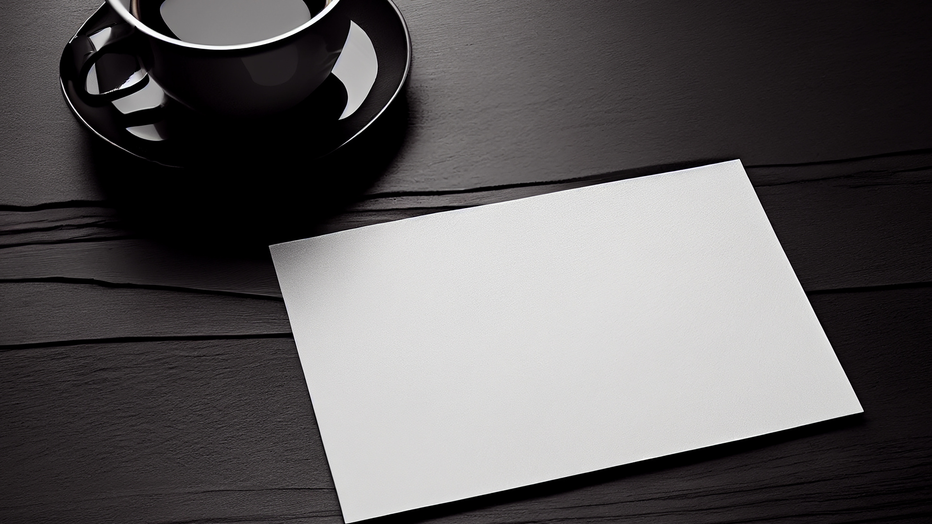 Чашка кофе с белым листом на столе