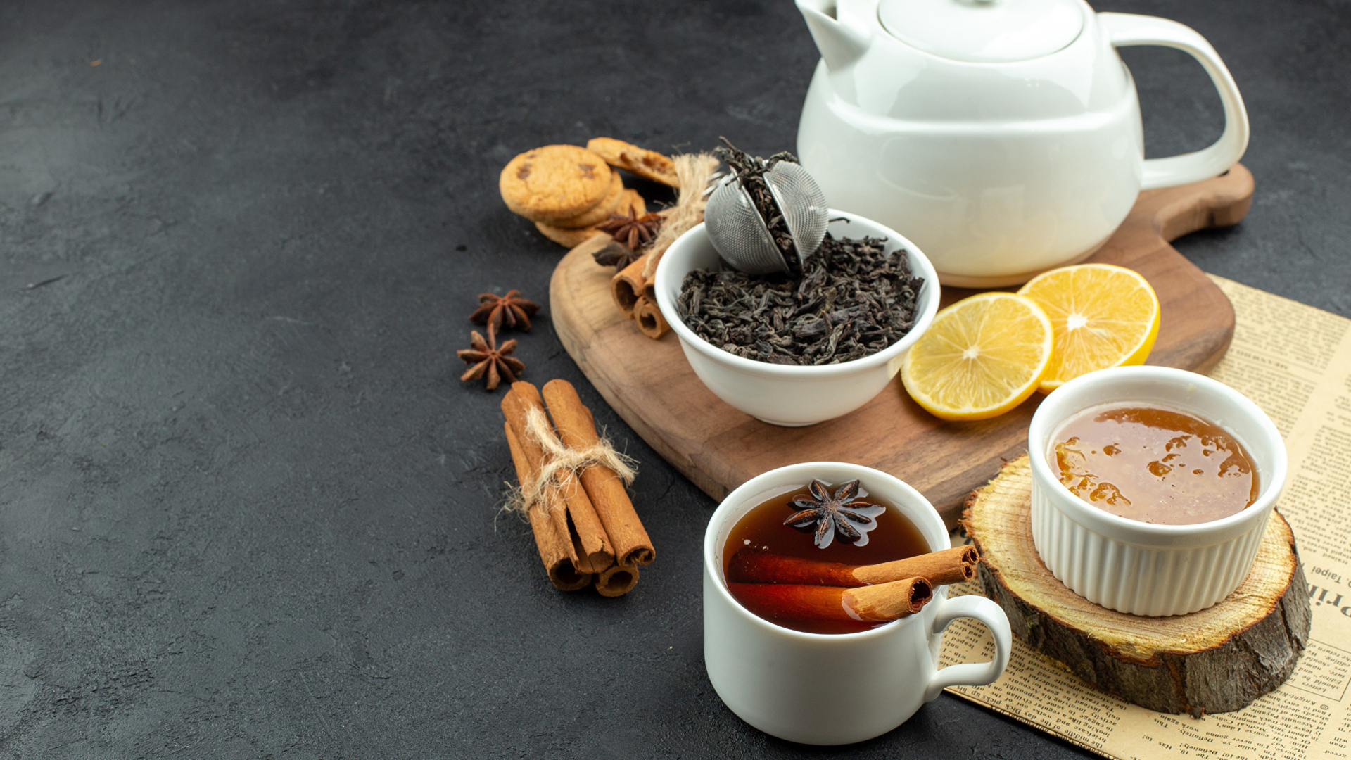 Вкусный чай на столе с лимоном и пряностями