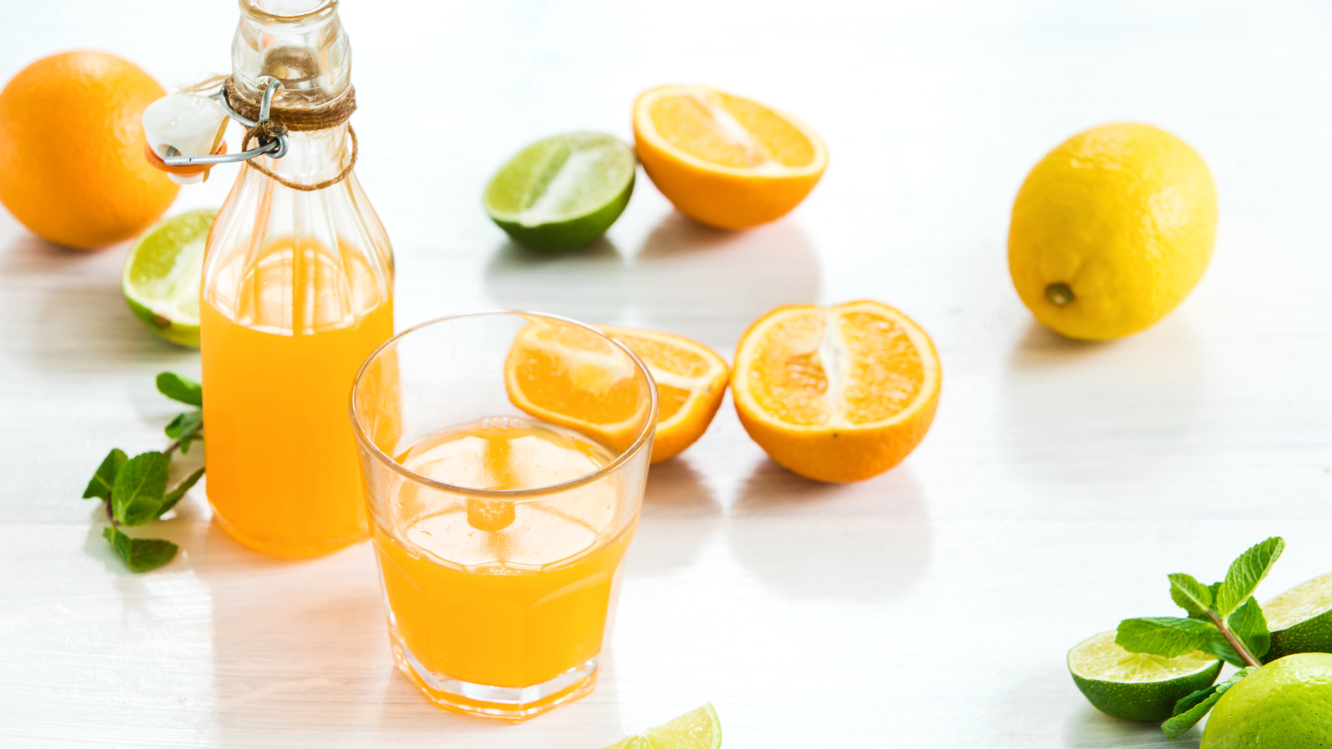 Апельсиновый сок на столе с фруктами