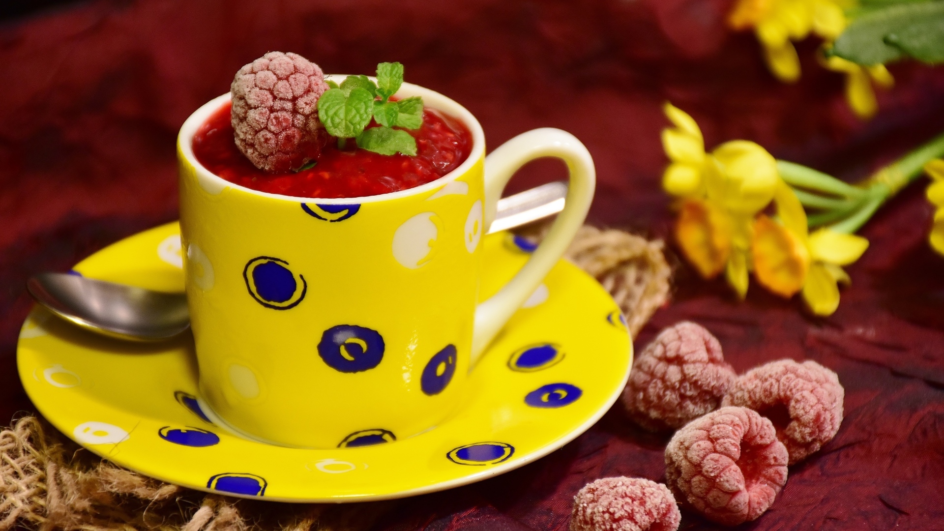 Малиновый сорбет в желтой чашке