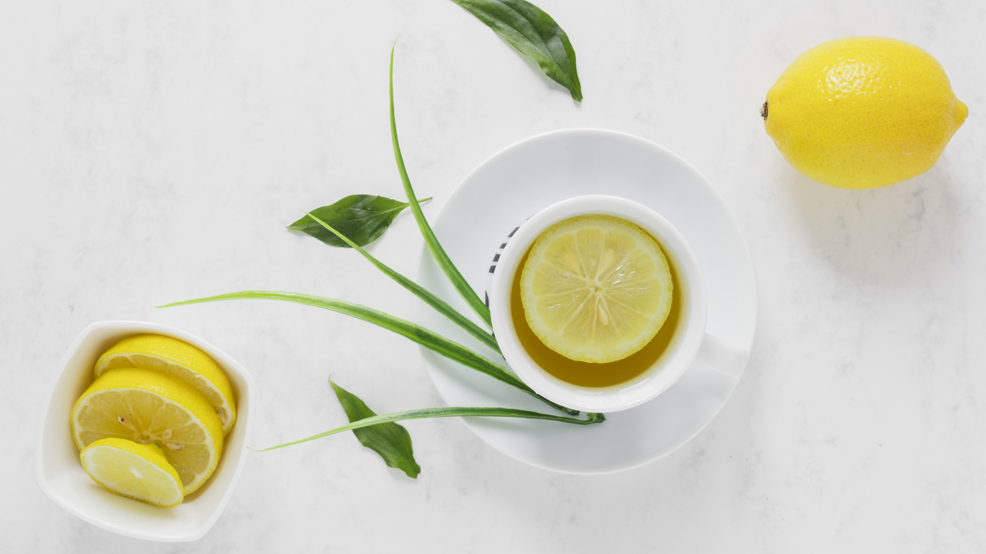 Чай в чашке на столе с кислым лимоном