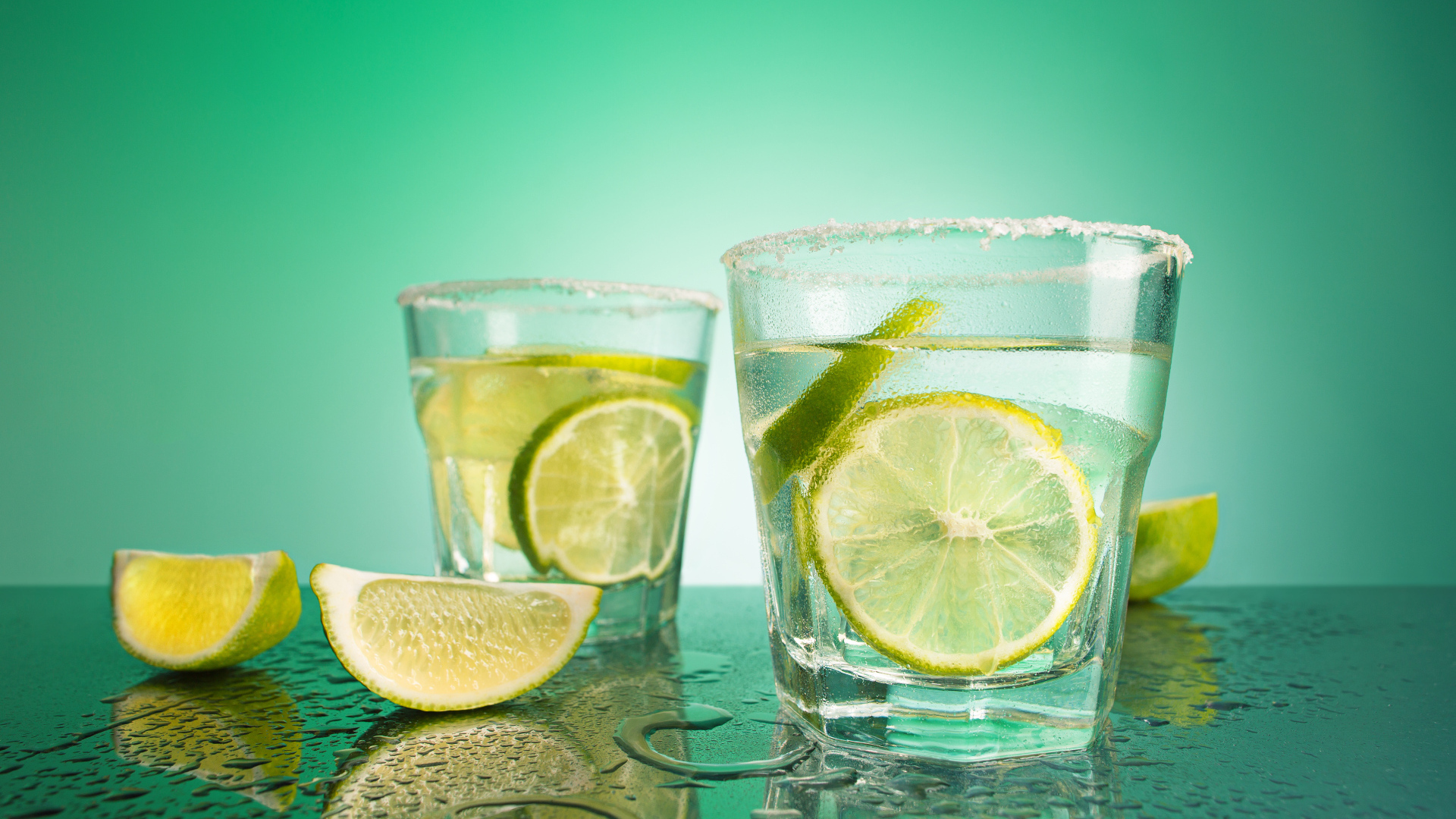 Два стакана коктейля с кусочками лайма