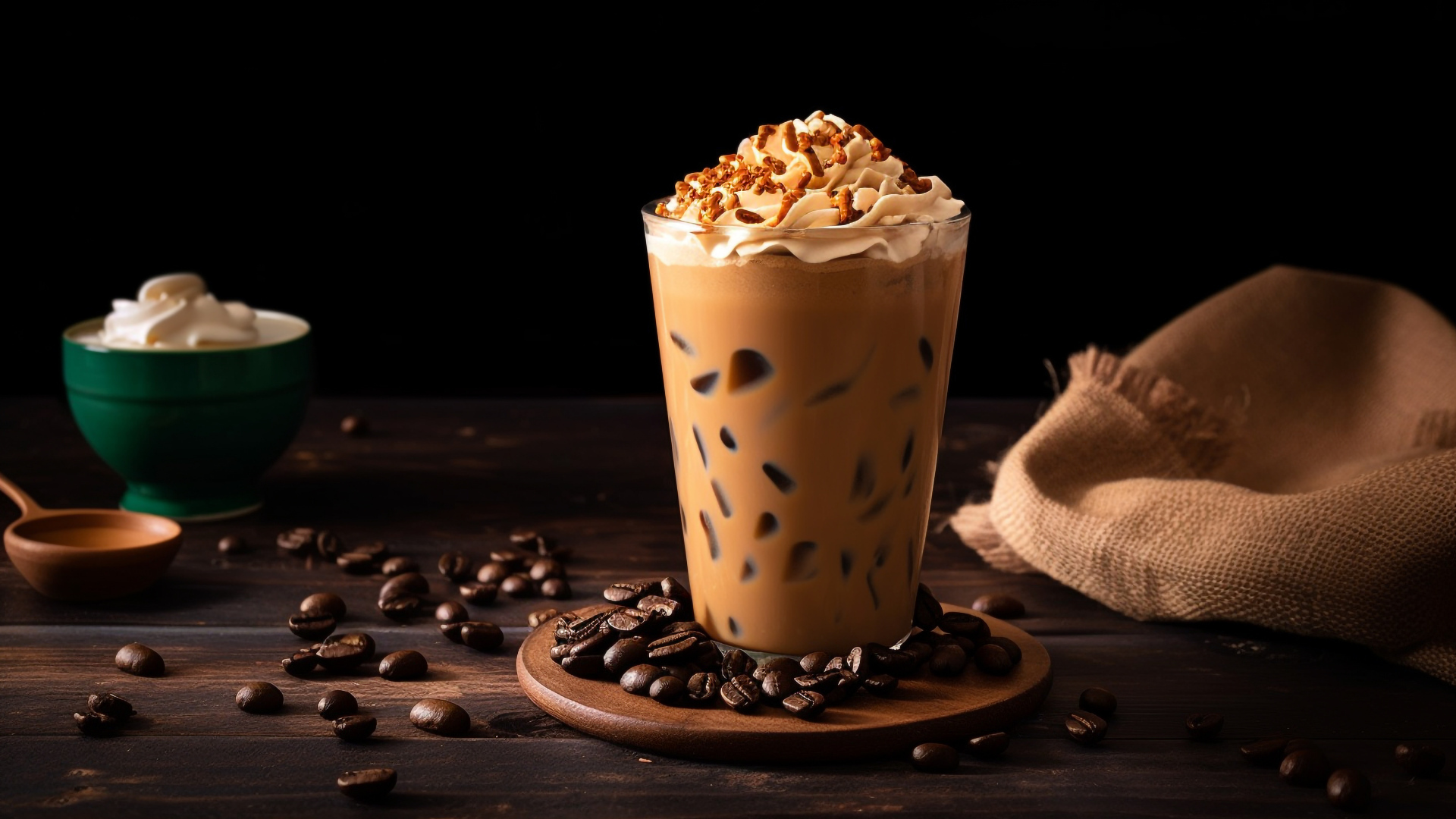 Напиток со взбитыми сливками на столе с кофейными зернами