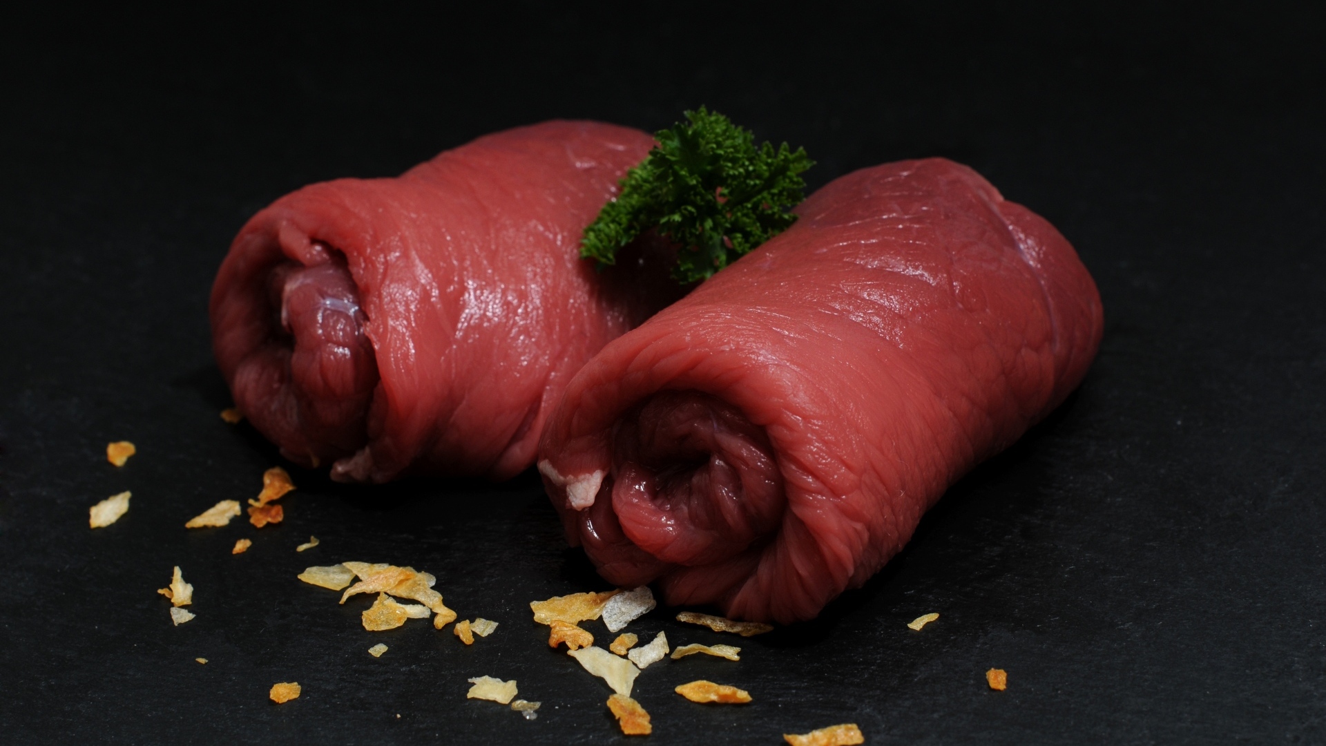 Рулетики из говядины на черном столе