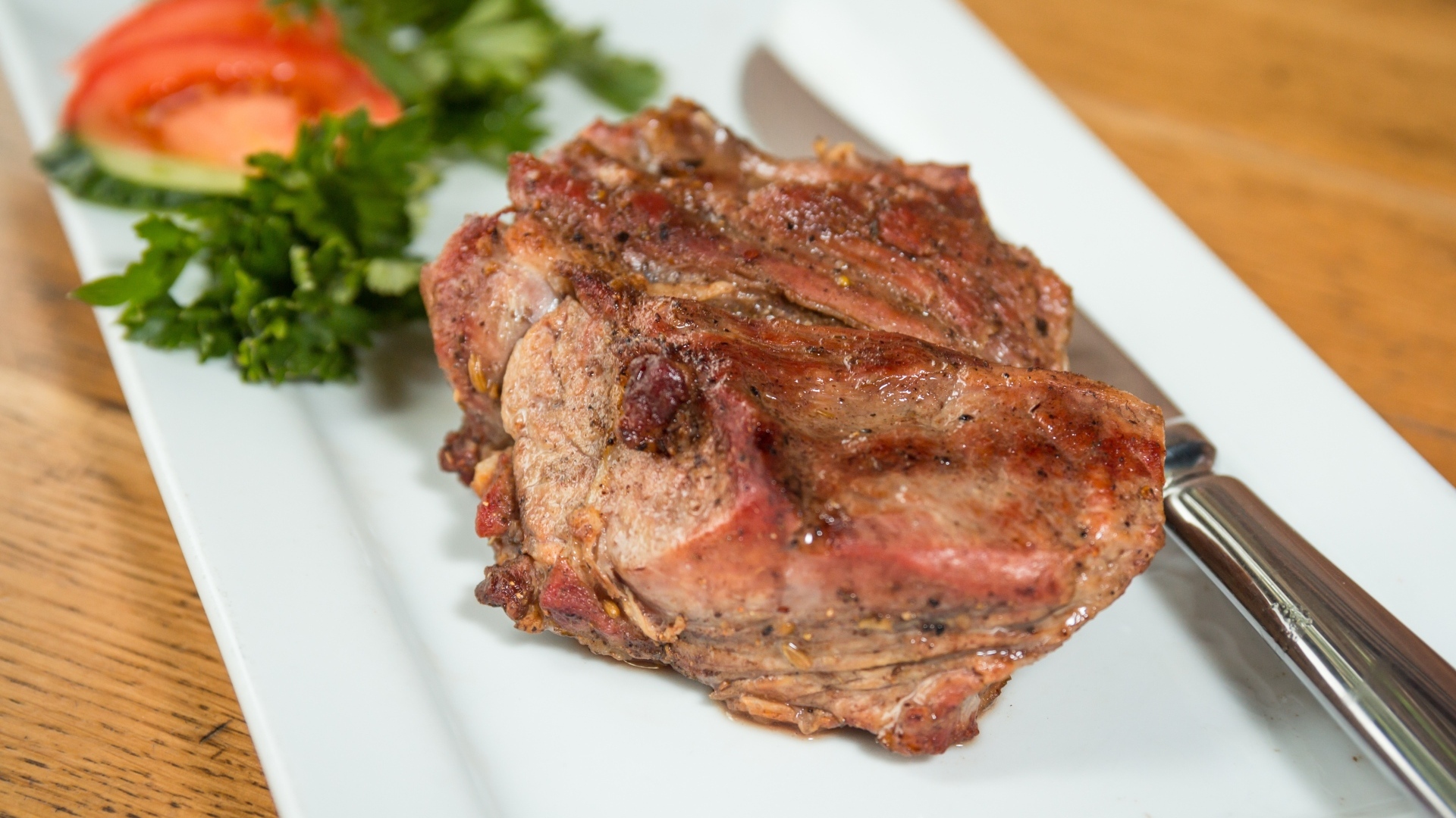 Жареное мясо на белой тарелке