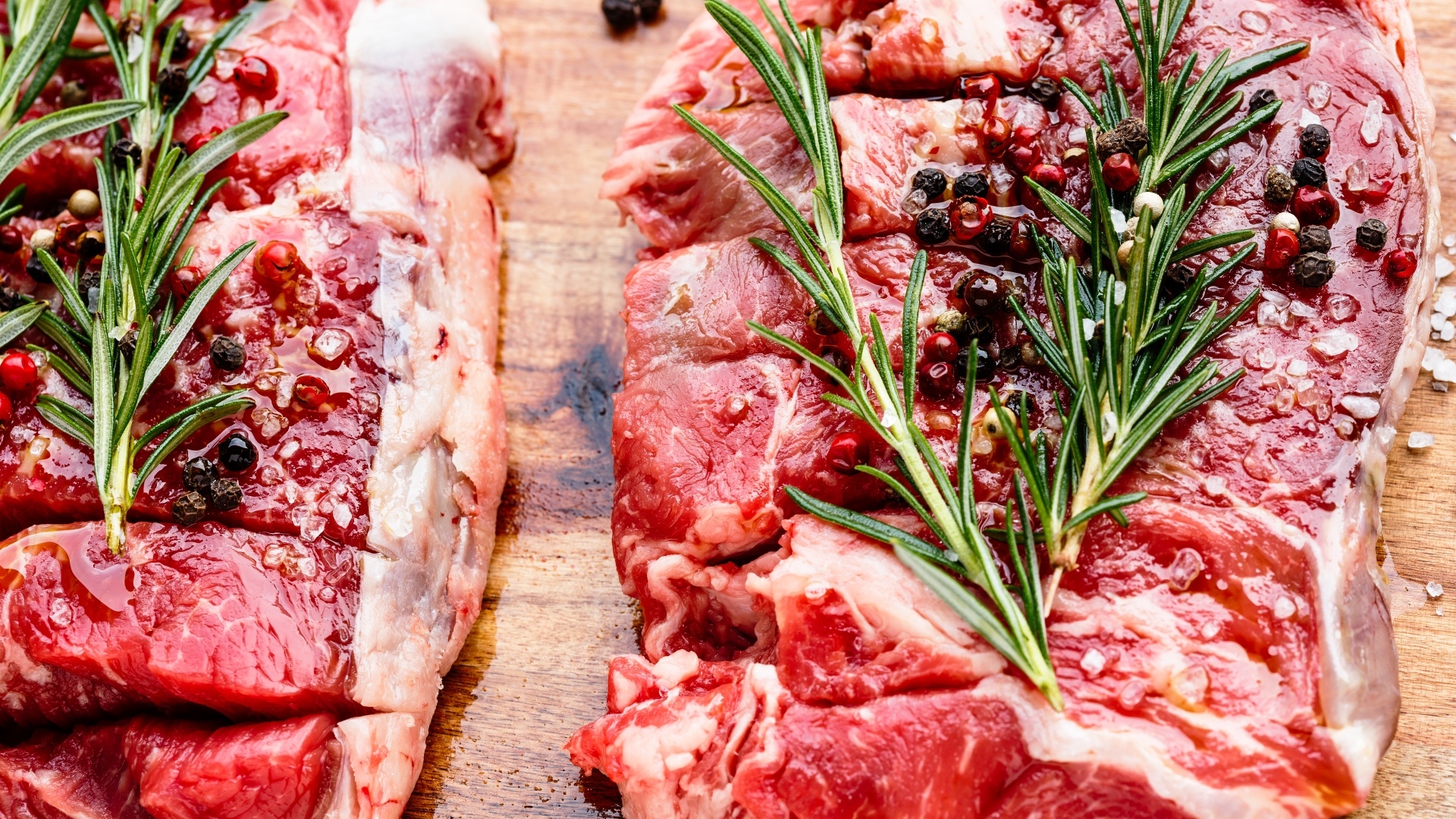 Кусок свежего мяса с перцем и розмарином