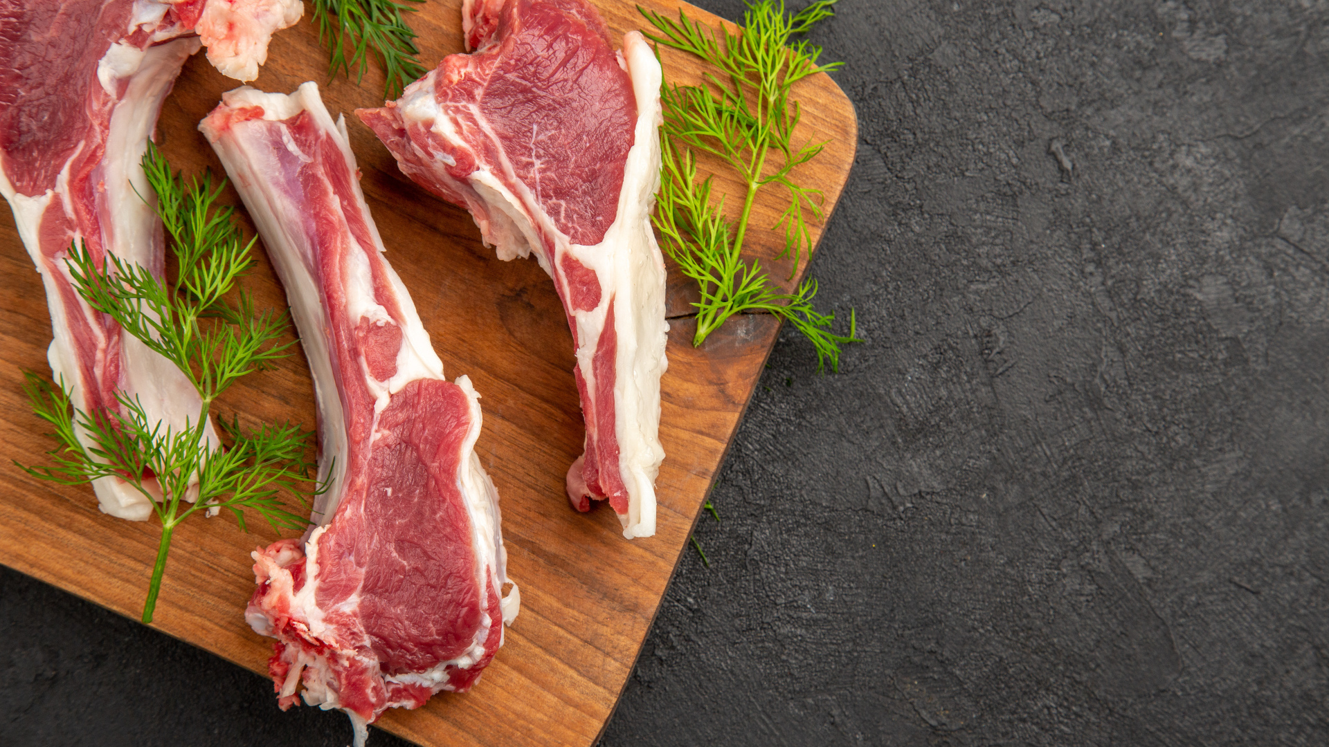 Свиные ребра на разделочной доске с укропом