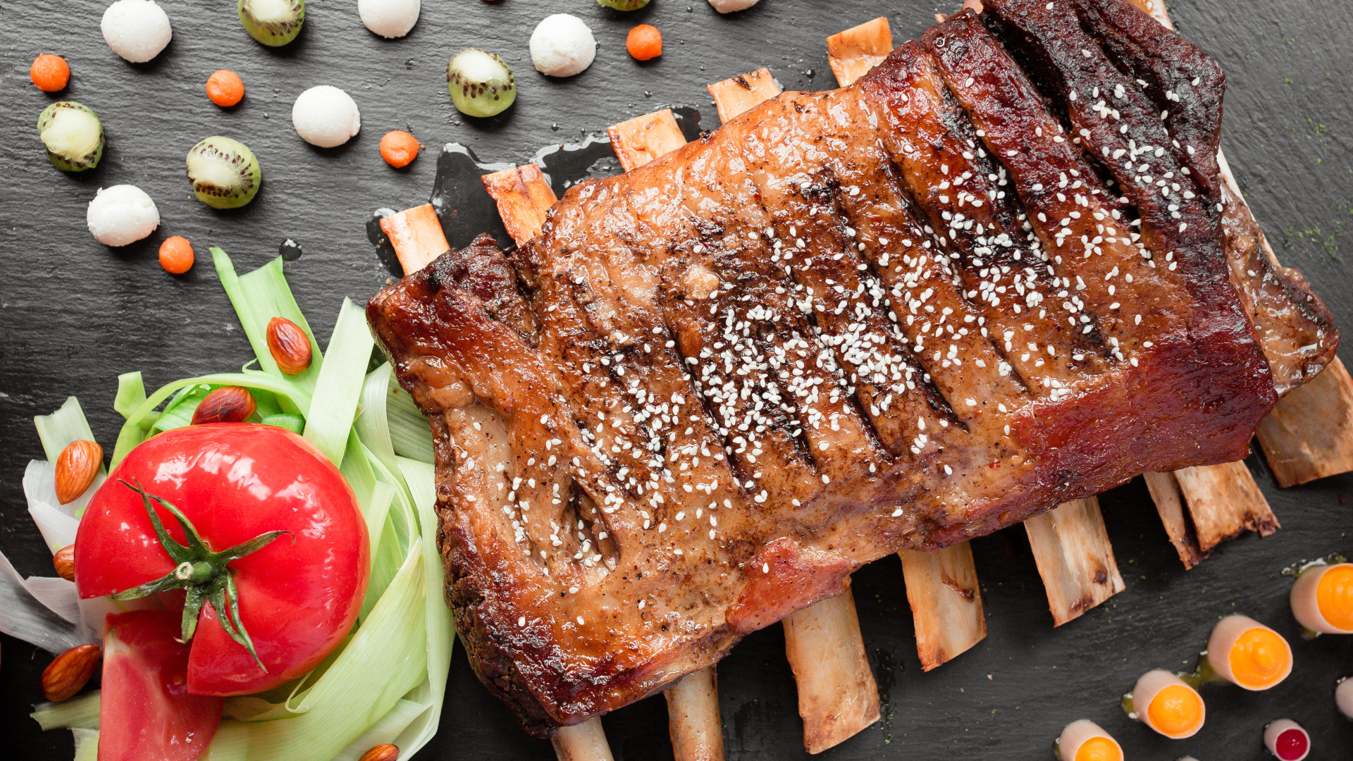 Свиные ребра на столе с овощами