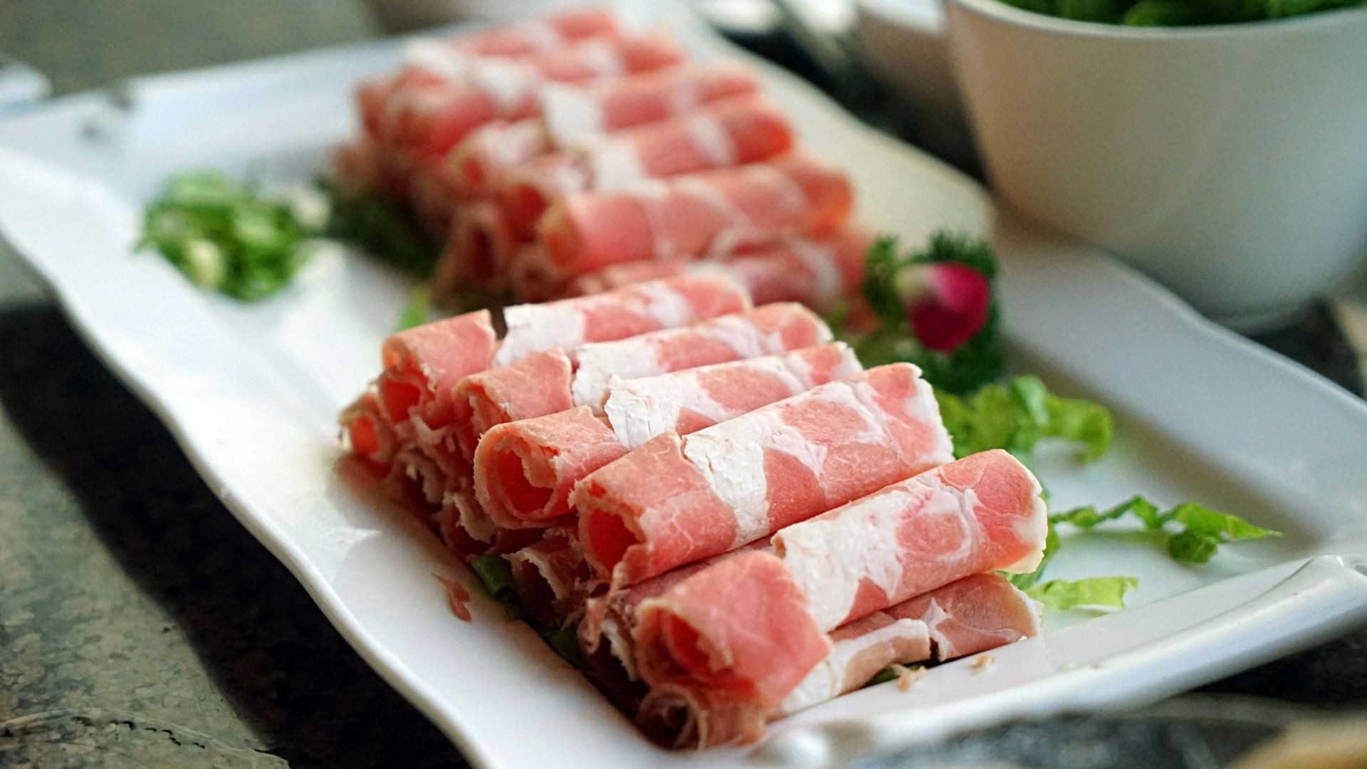 Рулетики из прошутто на столе