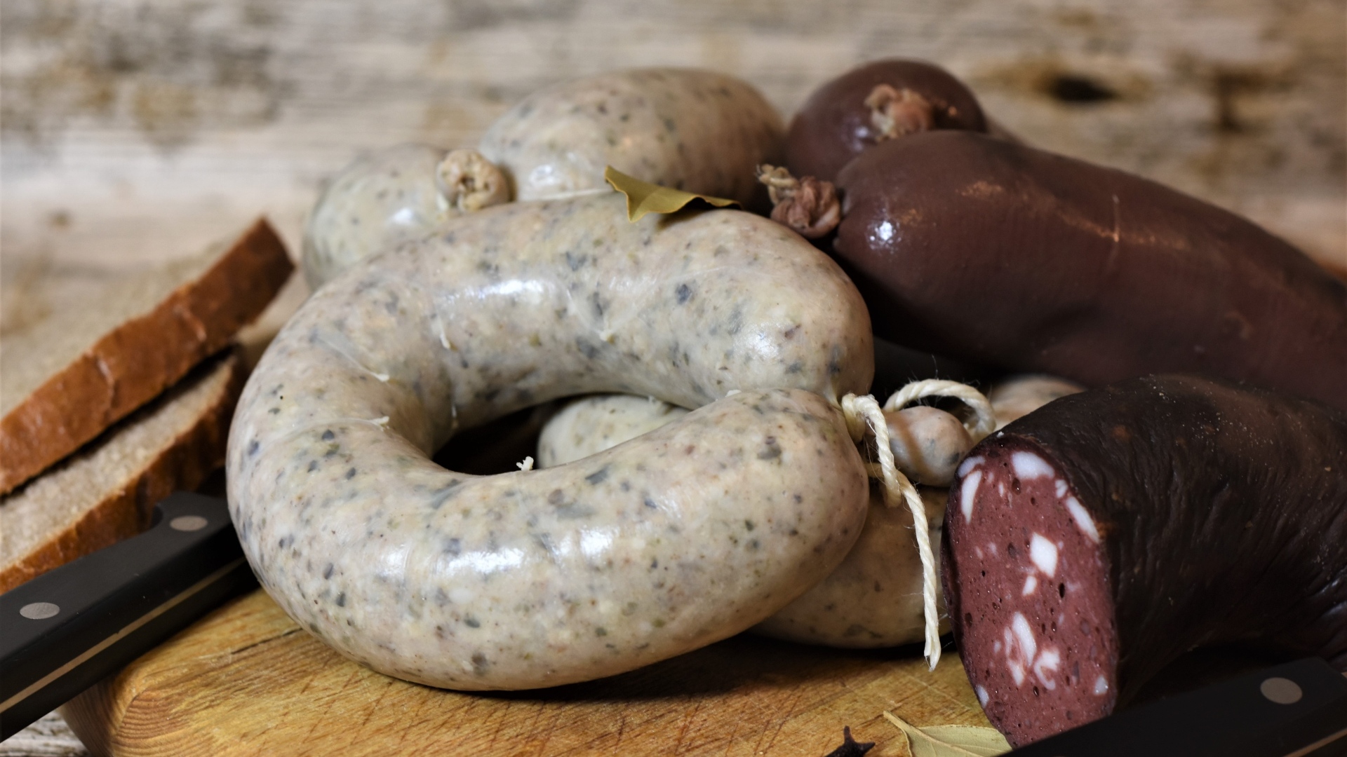 Сырая кровяная и ливерная колбаса