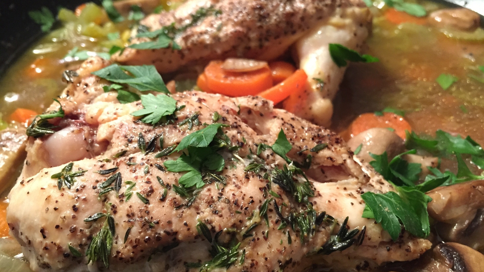 Тушеная курица с овощами и зеленью