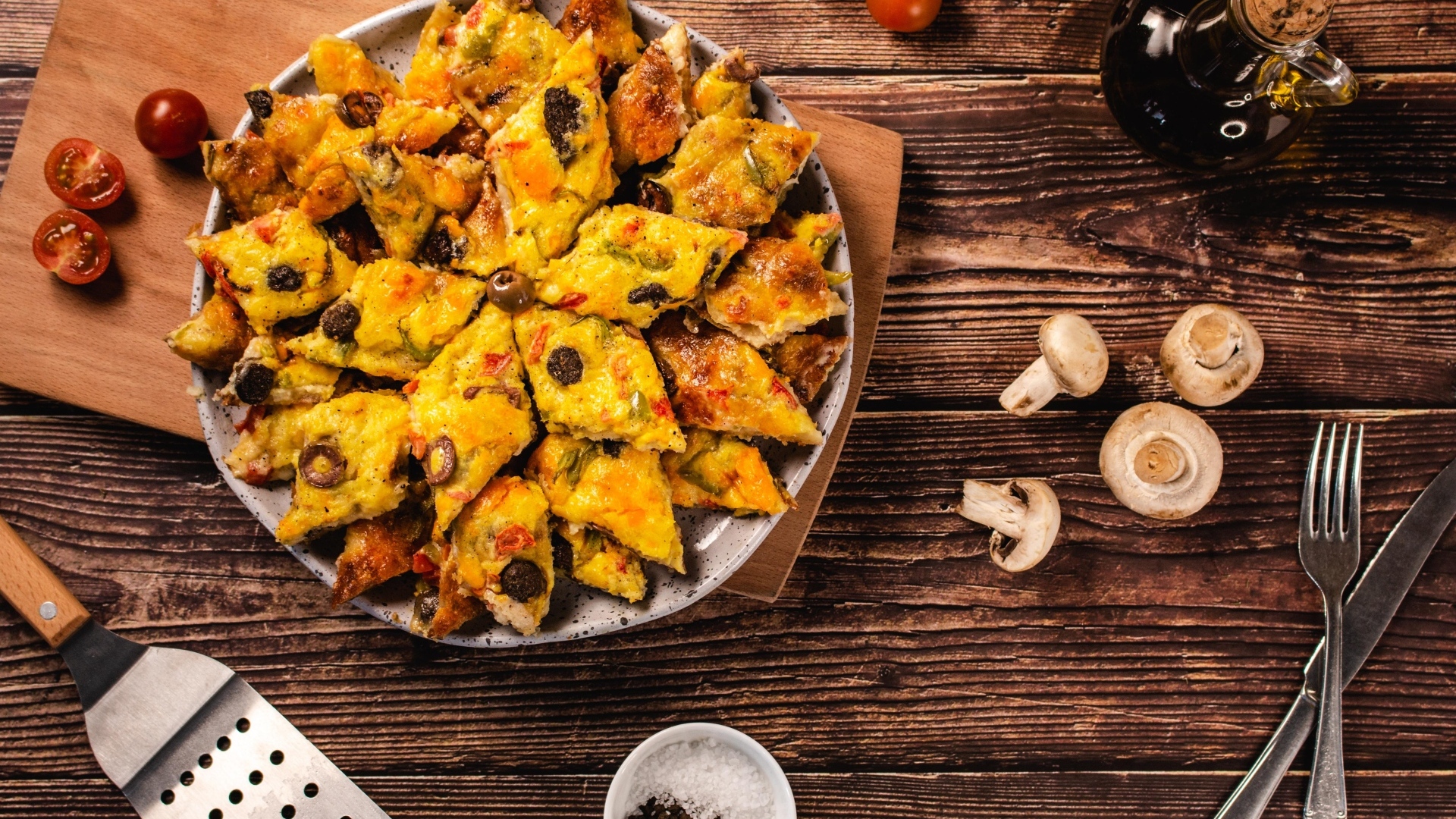 Кусочки пиццы с грибами на тарелке на столе