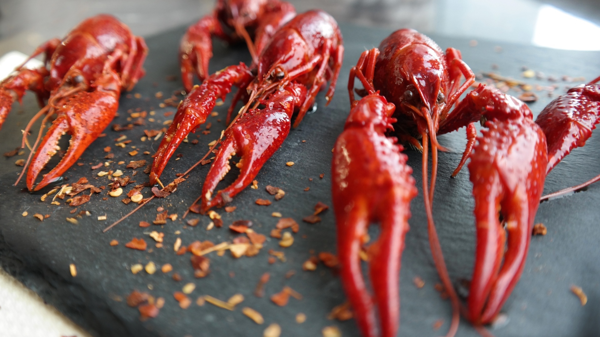 Вареные красные раки на столе