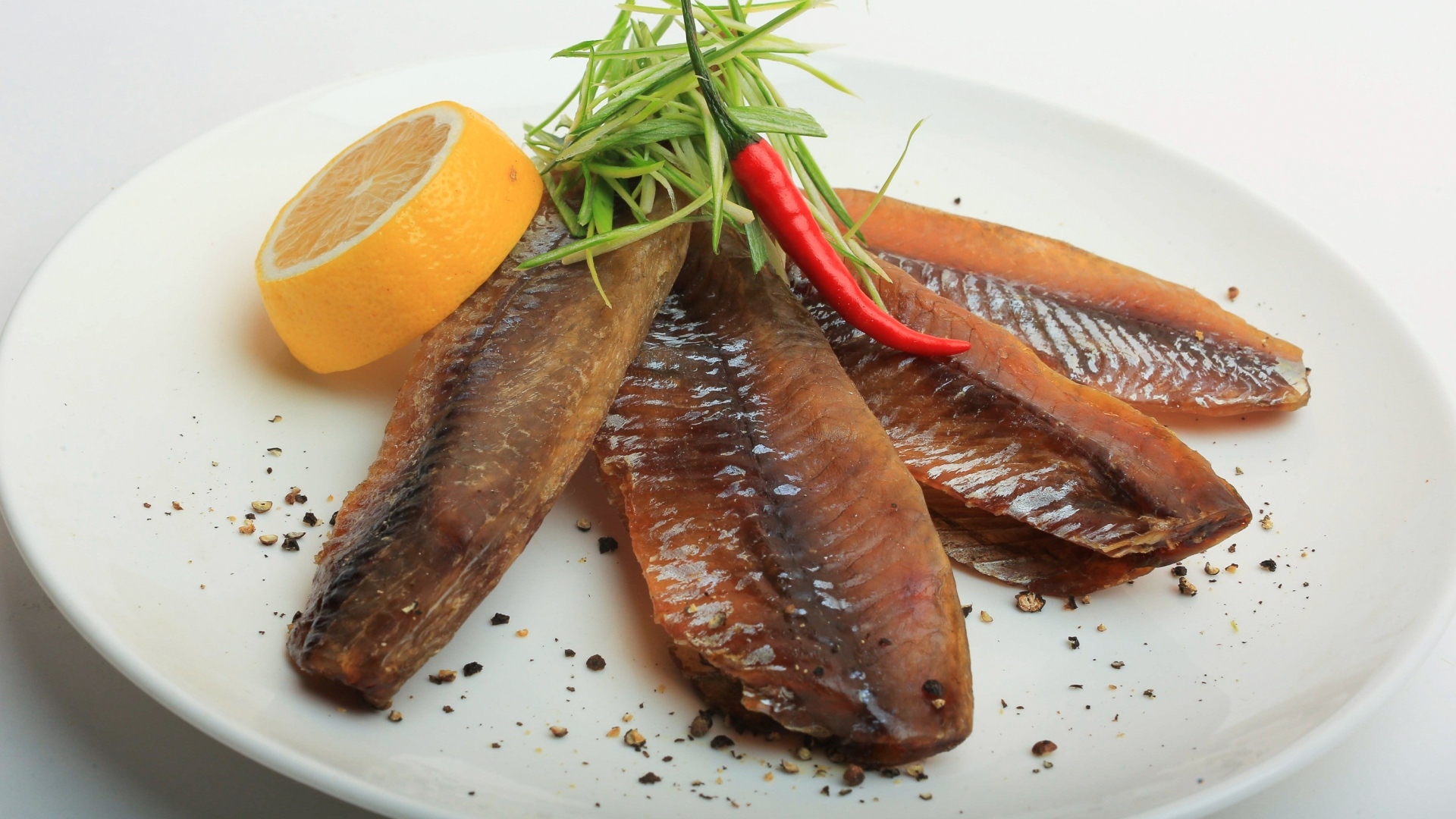 Вяленая вобла на тарелке с лимоном