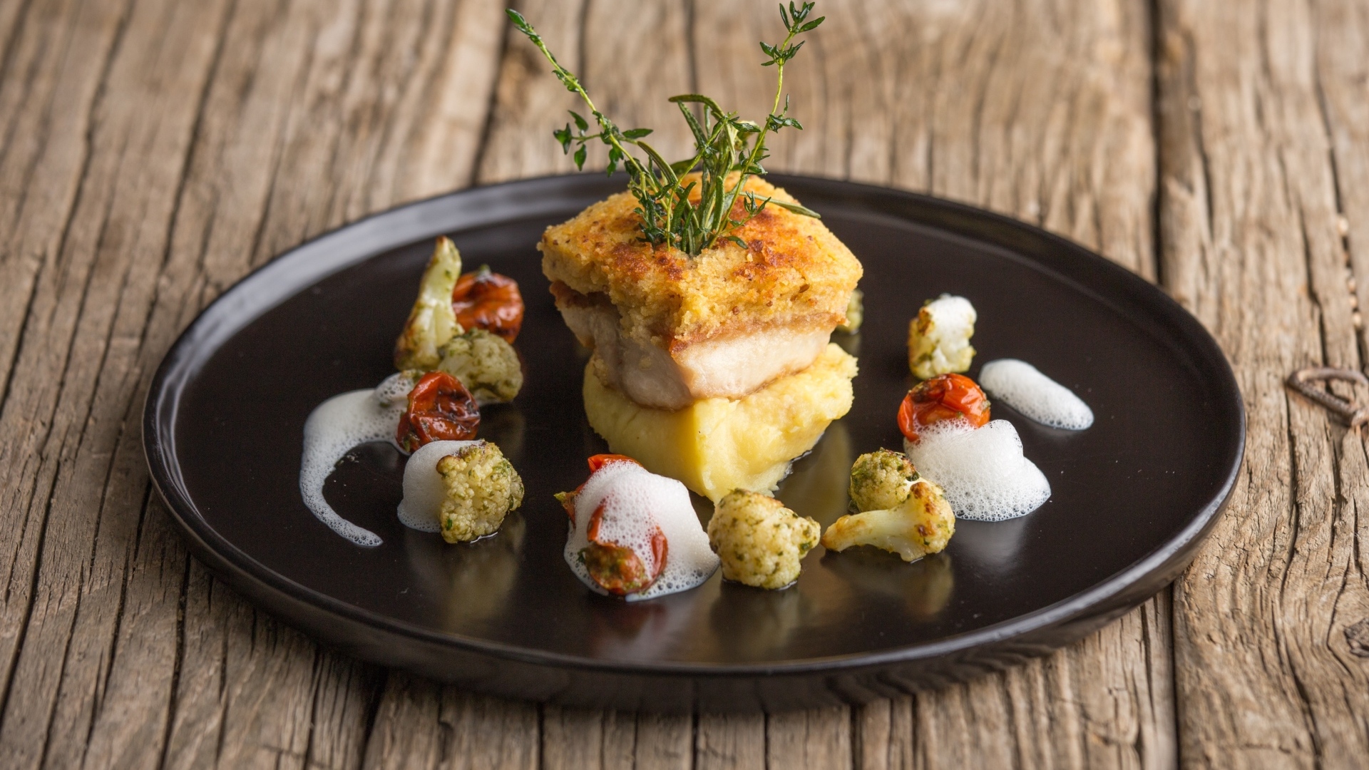 Рыба с овощами на тарелке