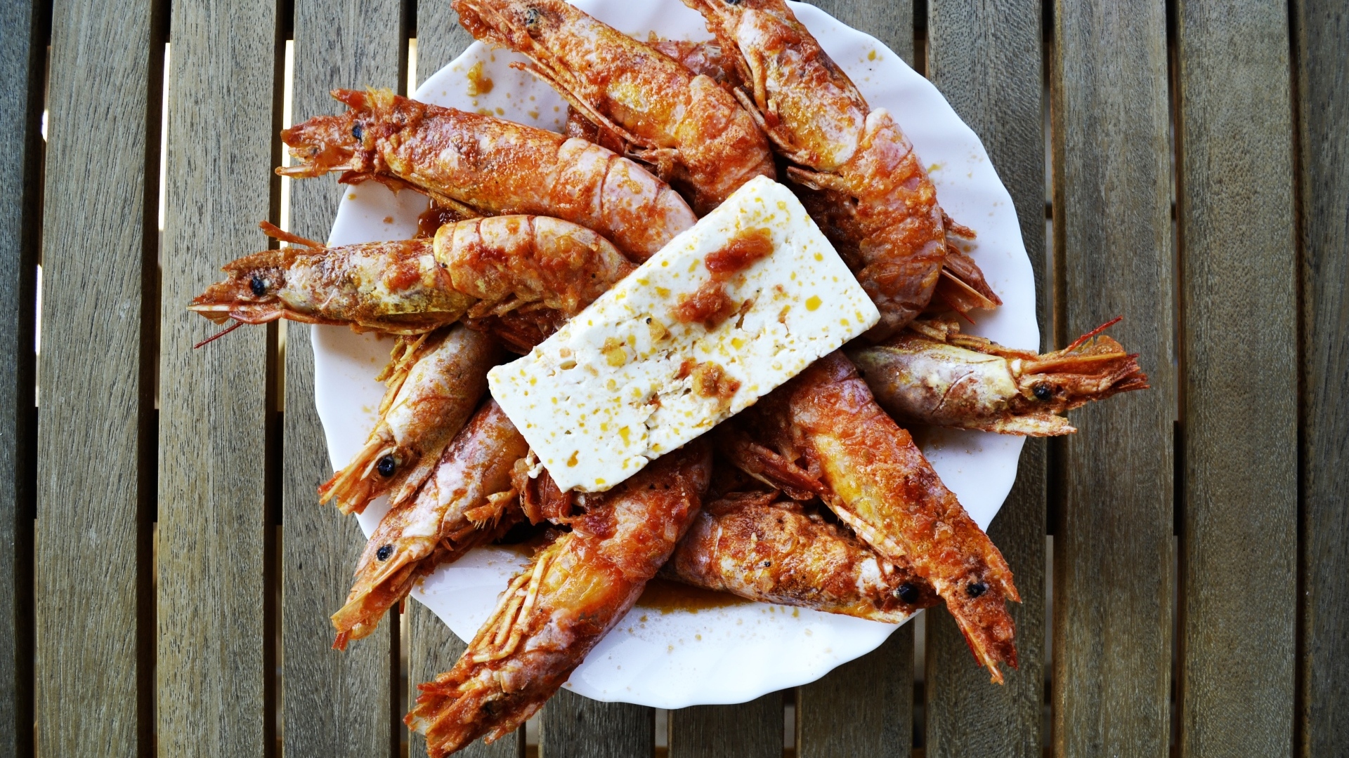 Жареные креветки на тарелке с сыром