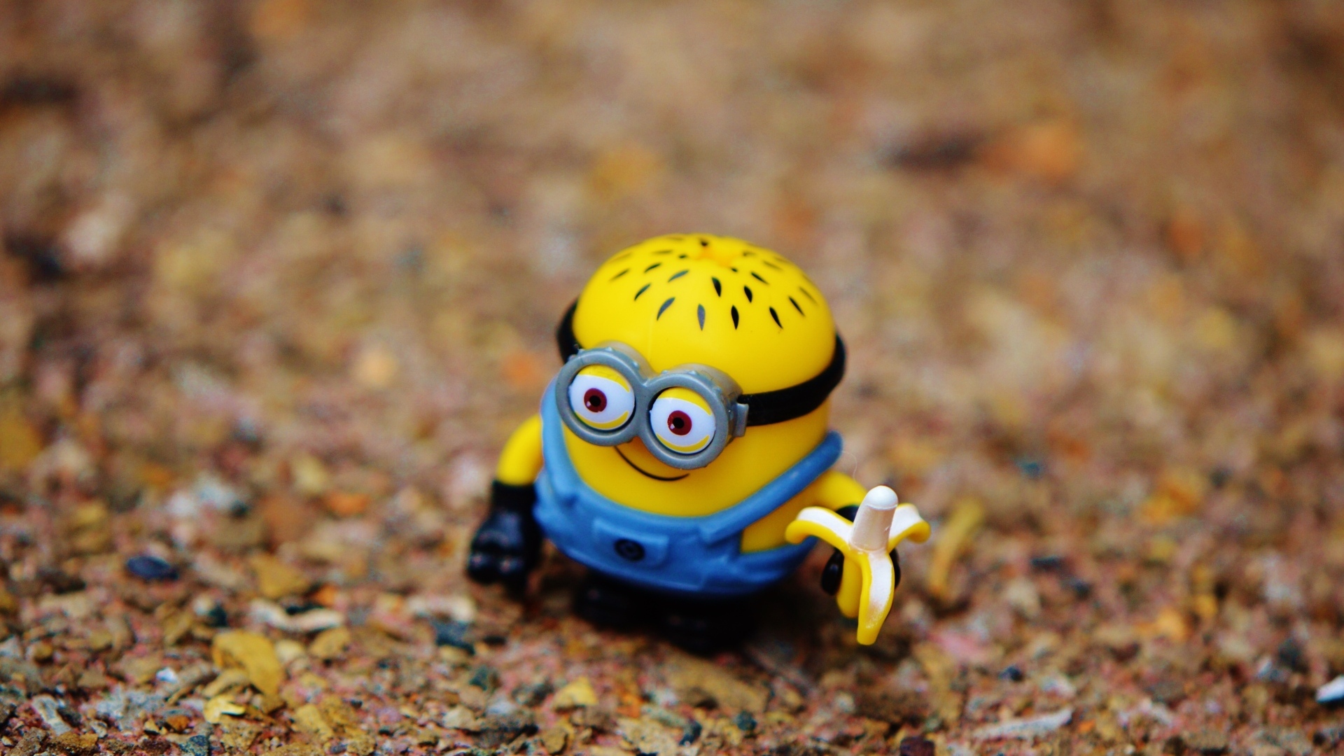 Фигурка миньон на земле