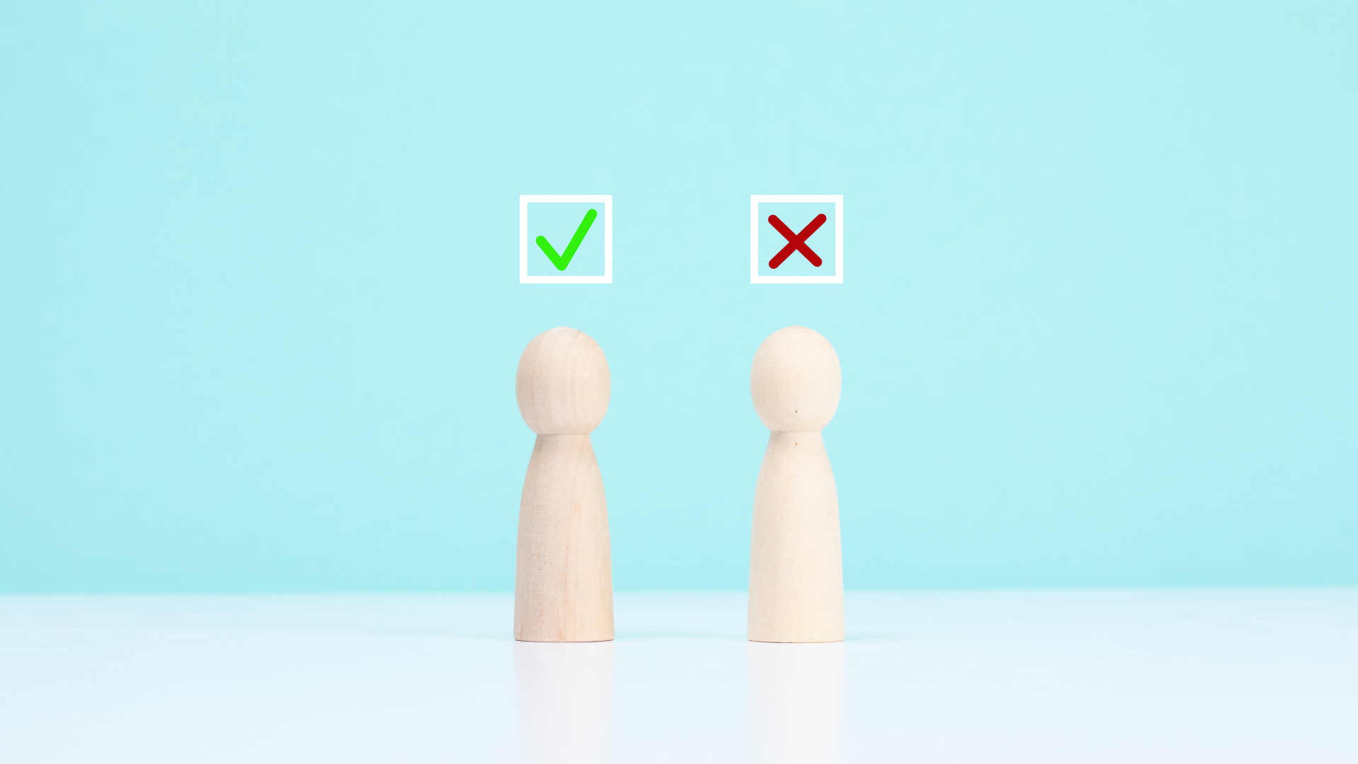 Две кегли с правом выбора на голубом фоне