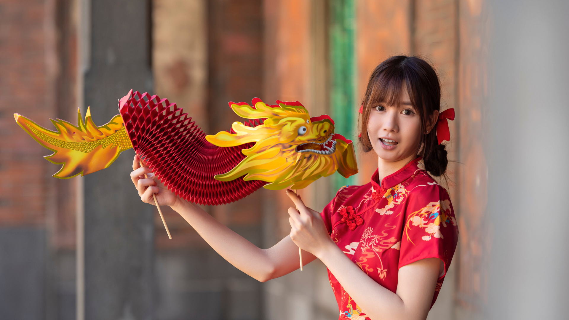Девушка азиатка с бумажным драконом