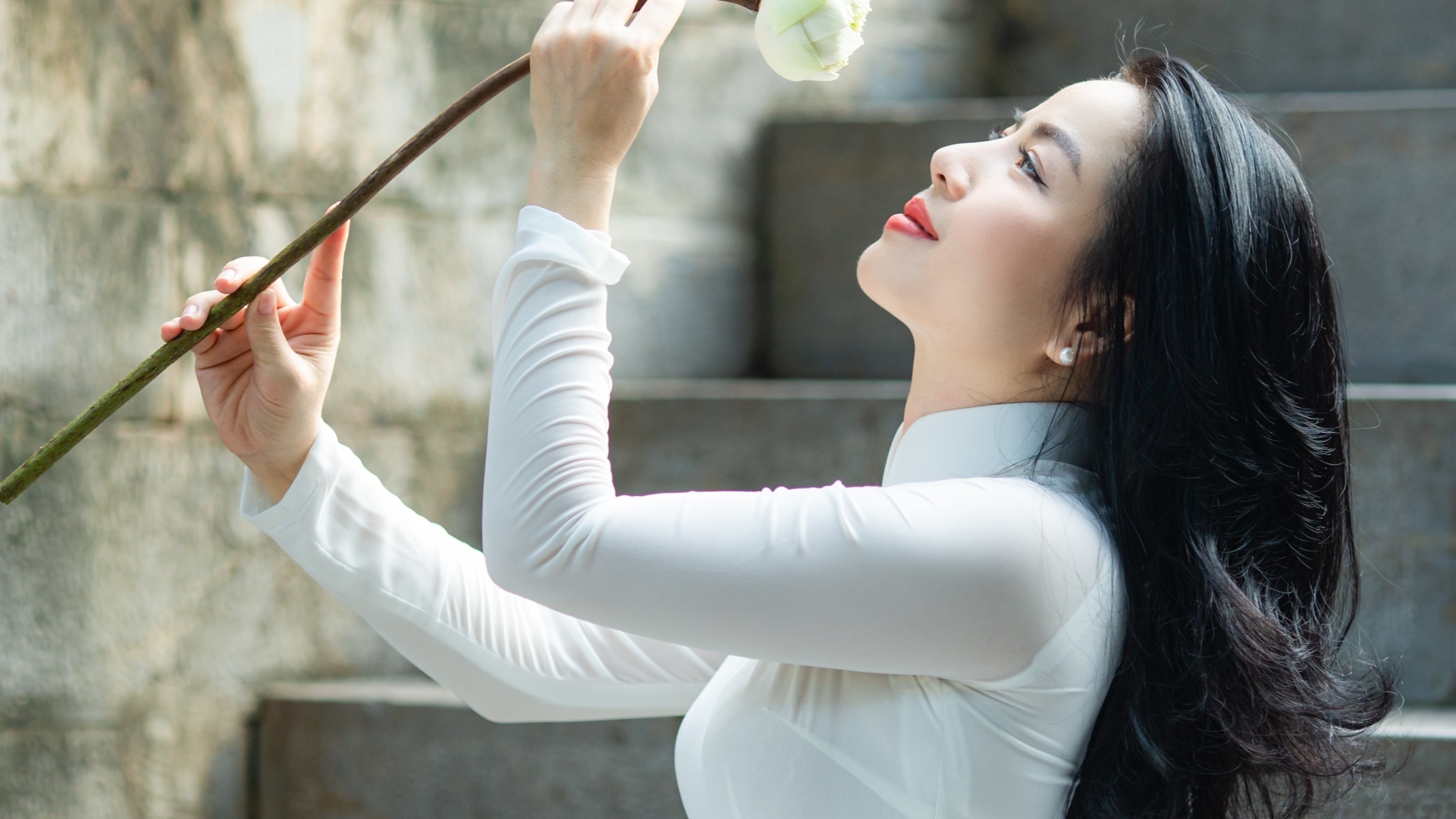 Красивая девушка азиатка с цветком лотоса 