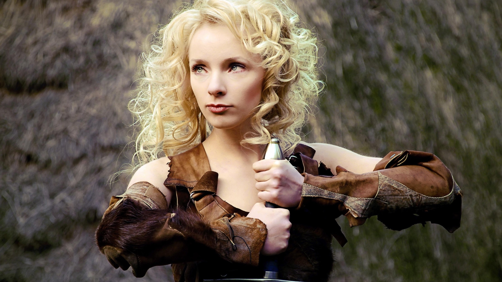 Красивая блондинка с мечом в руках