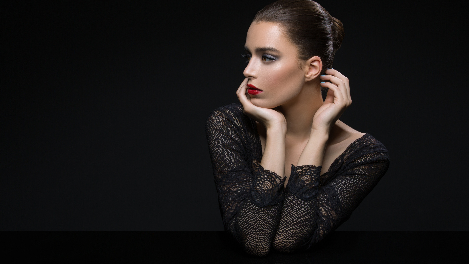 Красивая брюнетка с макияжем вид сбоку