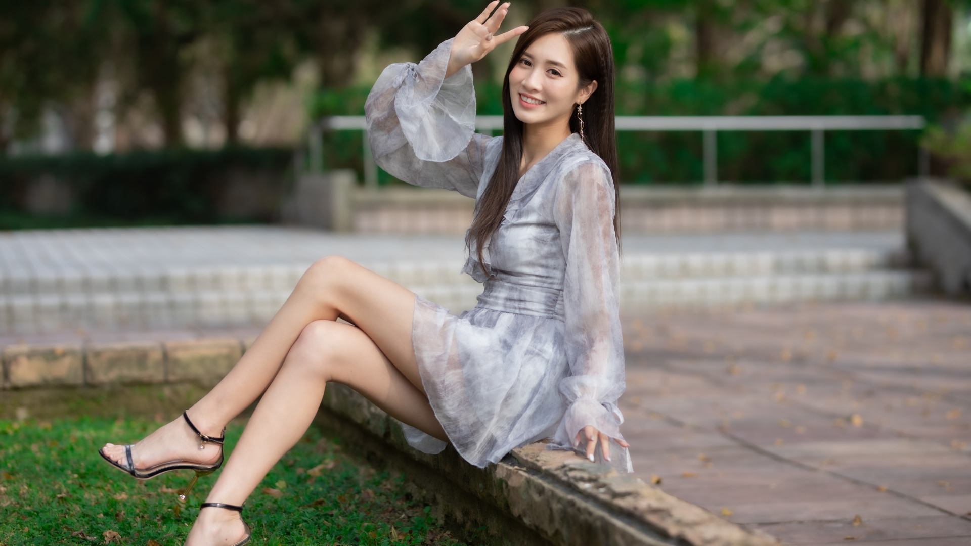 Милая азиатка в сером платье