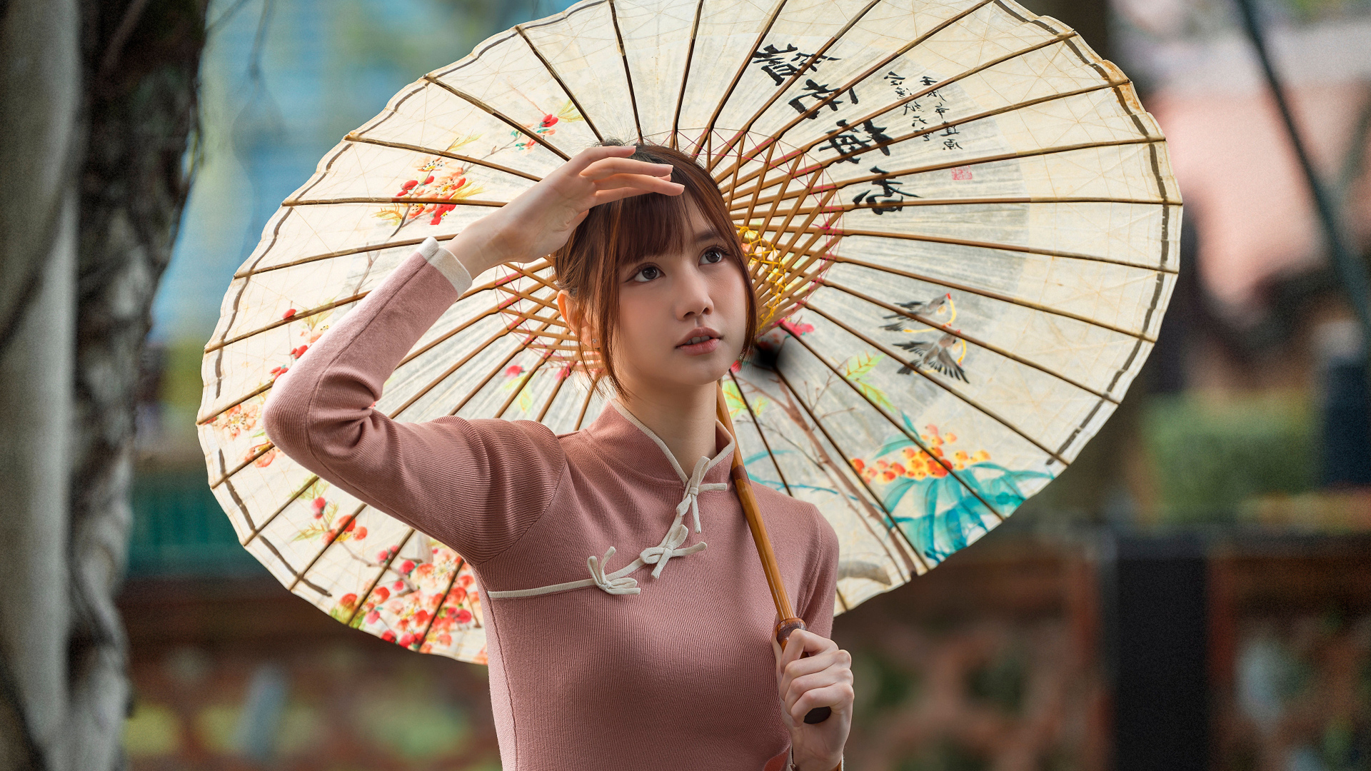 Милая азиатка с зонтом