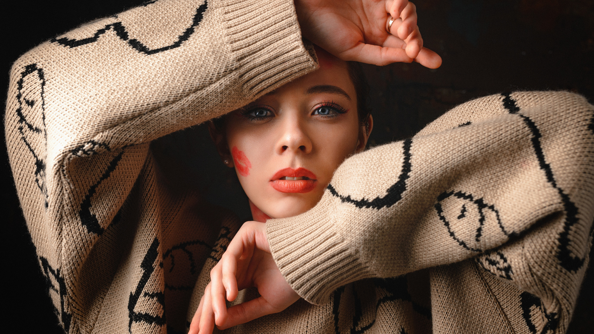 Милая голубоглазая девушка в теплом свитере