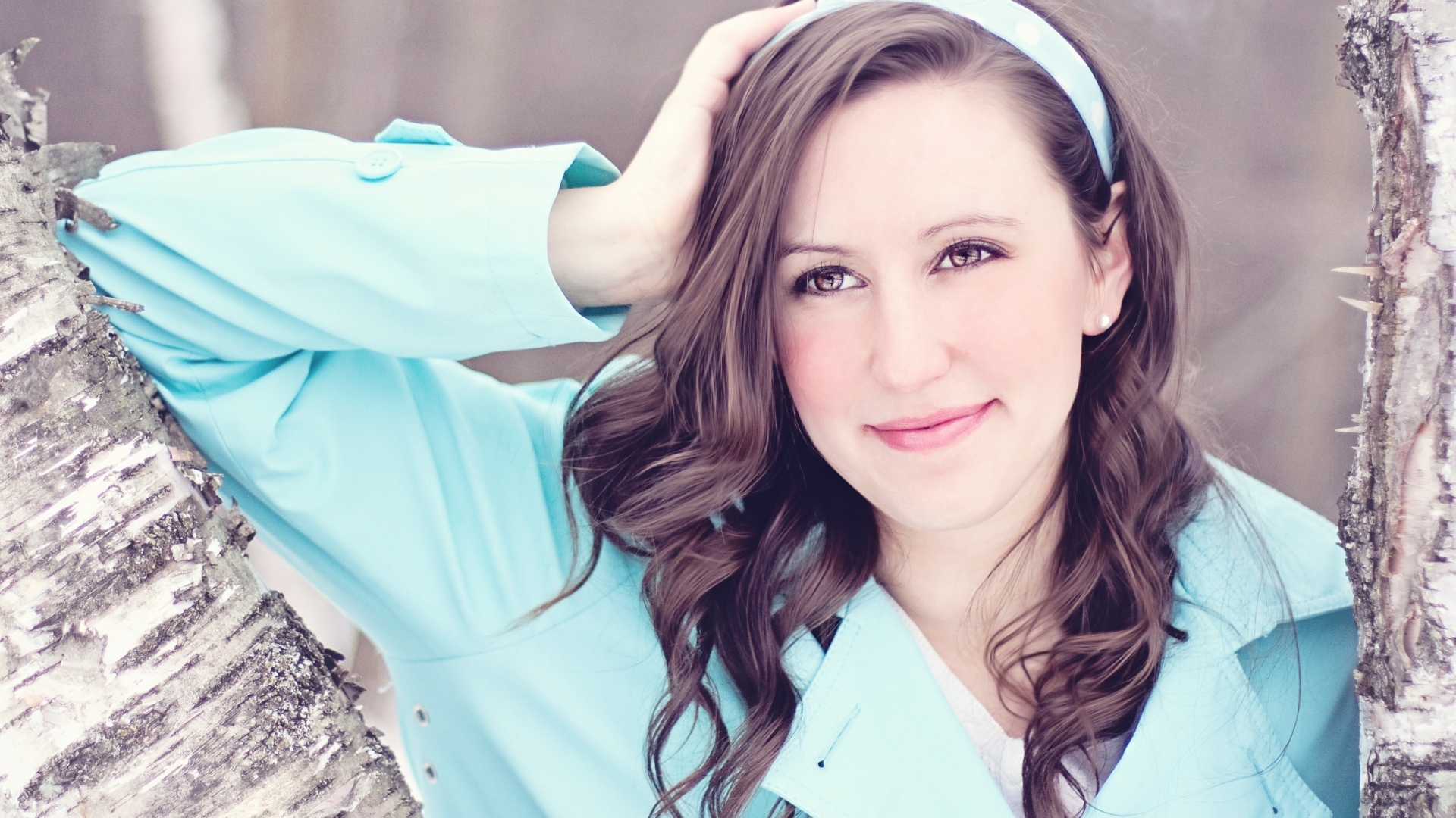 Милая девушка с карими глазами в голубой рубашке