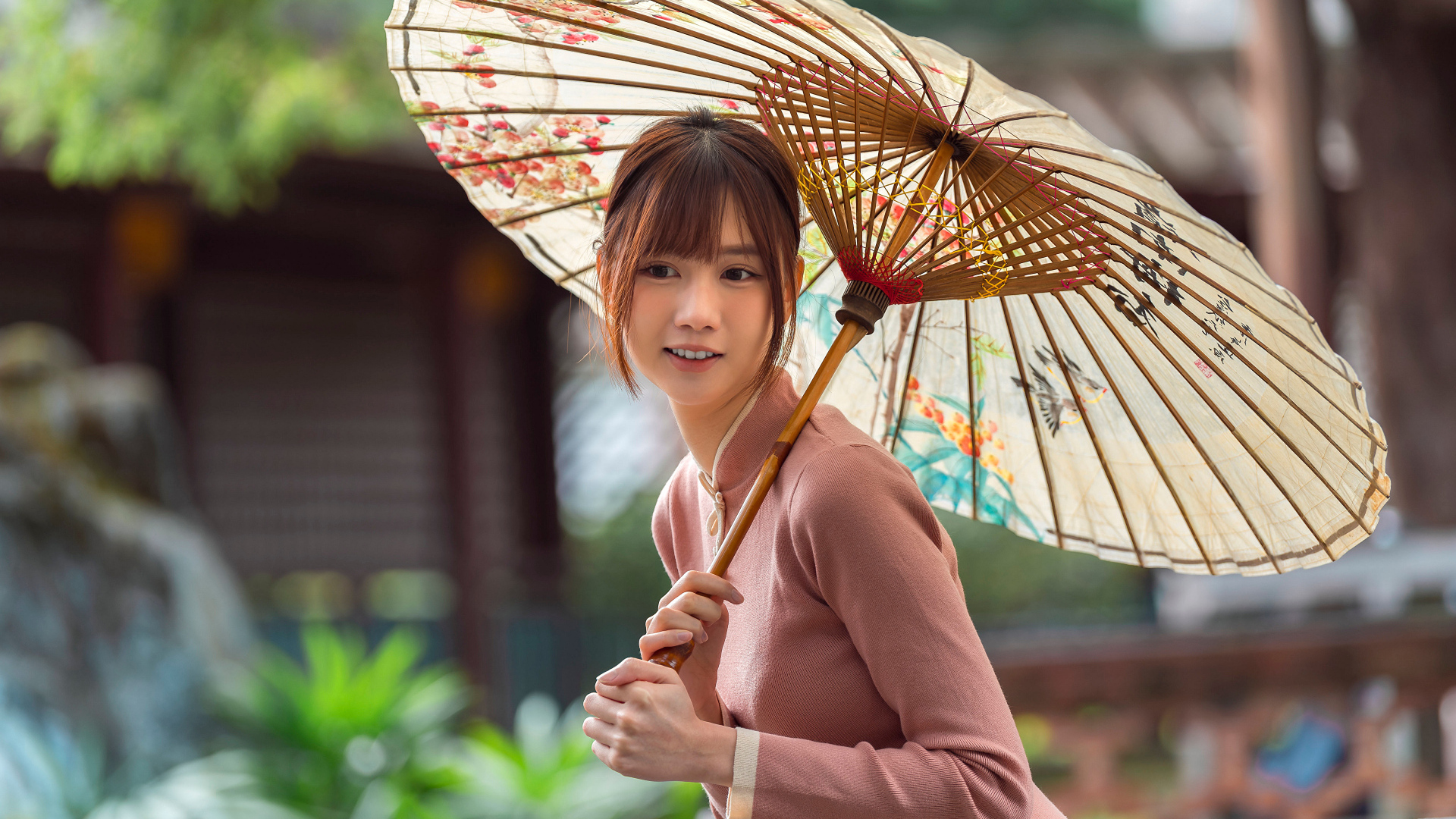 Милая улыбающаяся азиатка с зонтом