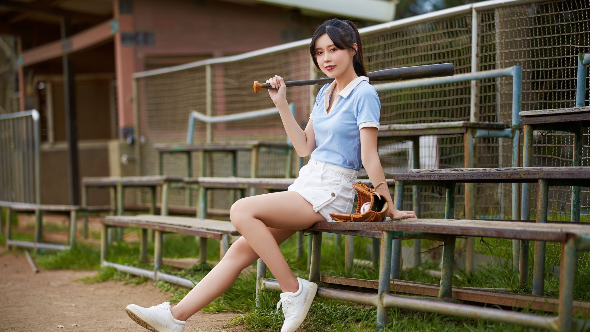 Девушка спортсменка с бейсбольной битой 