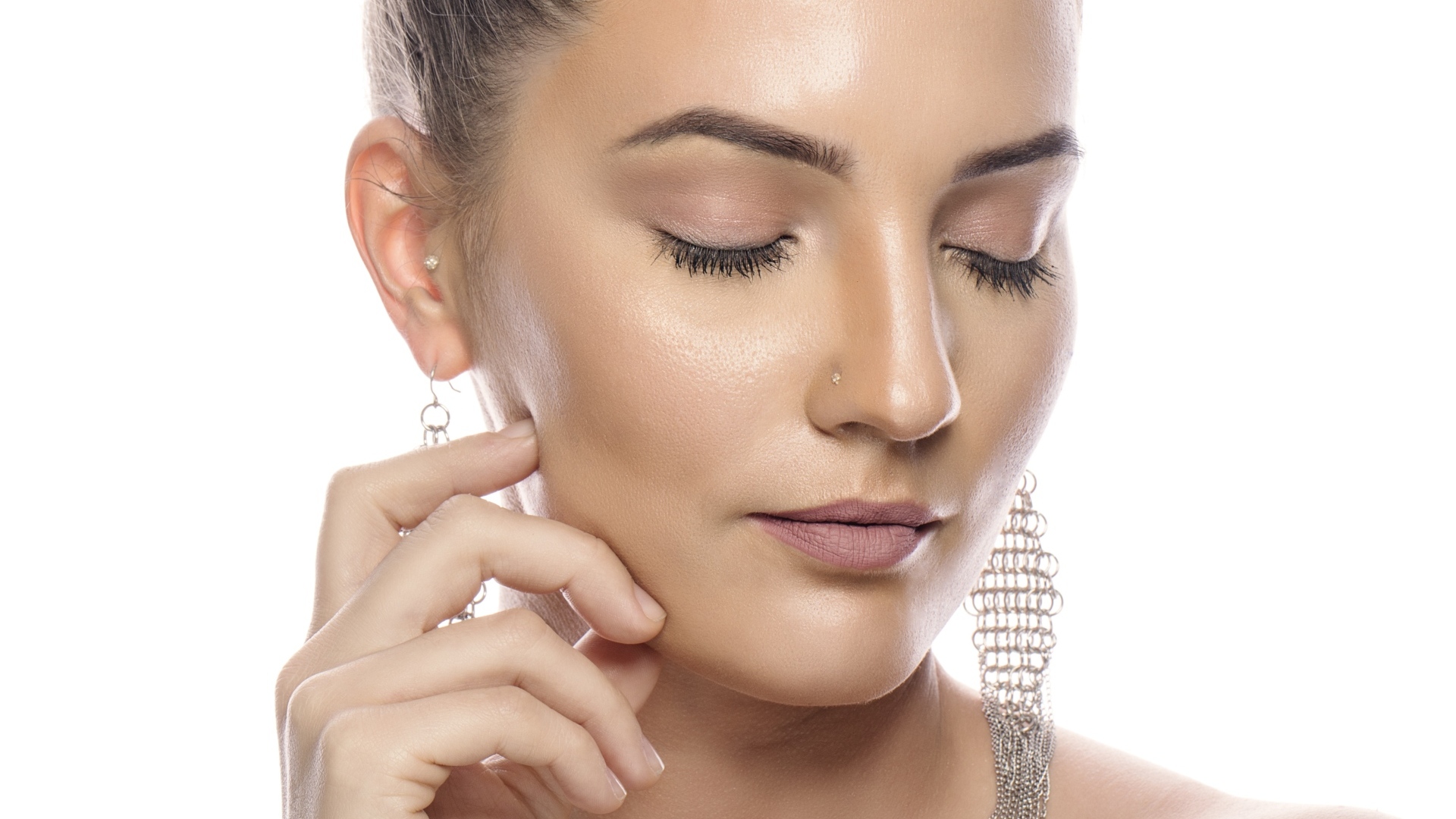 Девушка с закрытым глазами на белом фоне