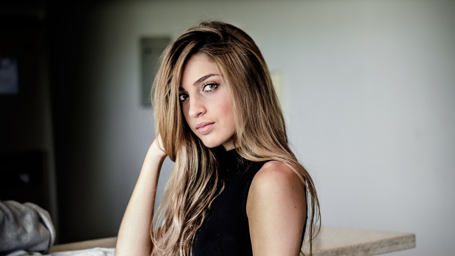 Зеленоглазая девушка в черном