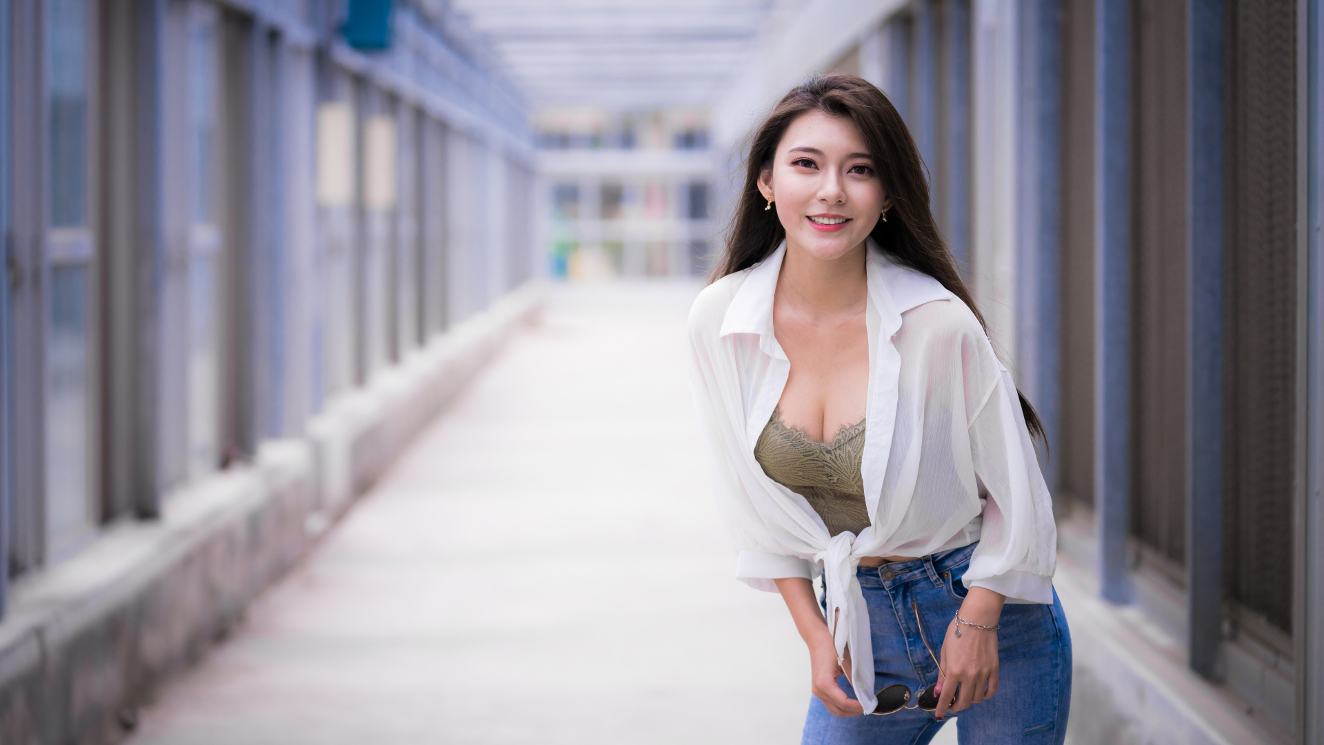 Улыбающаяся азиатка в белой рубашке