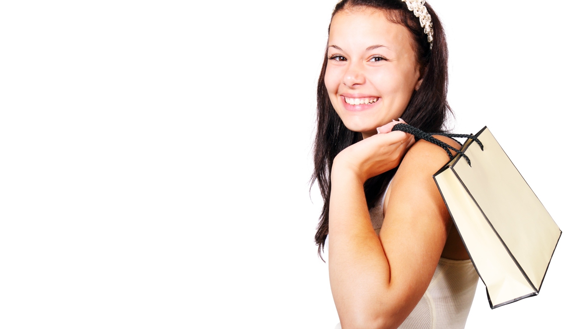 Улыбающаяся девушка с пакетом на белом фоне