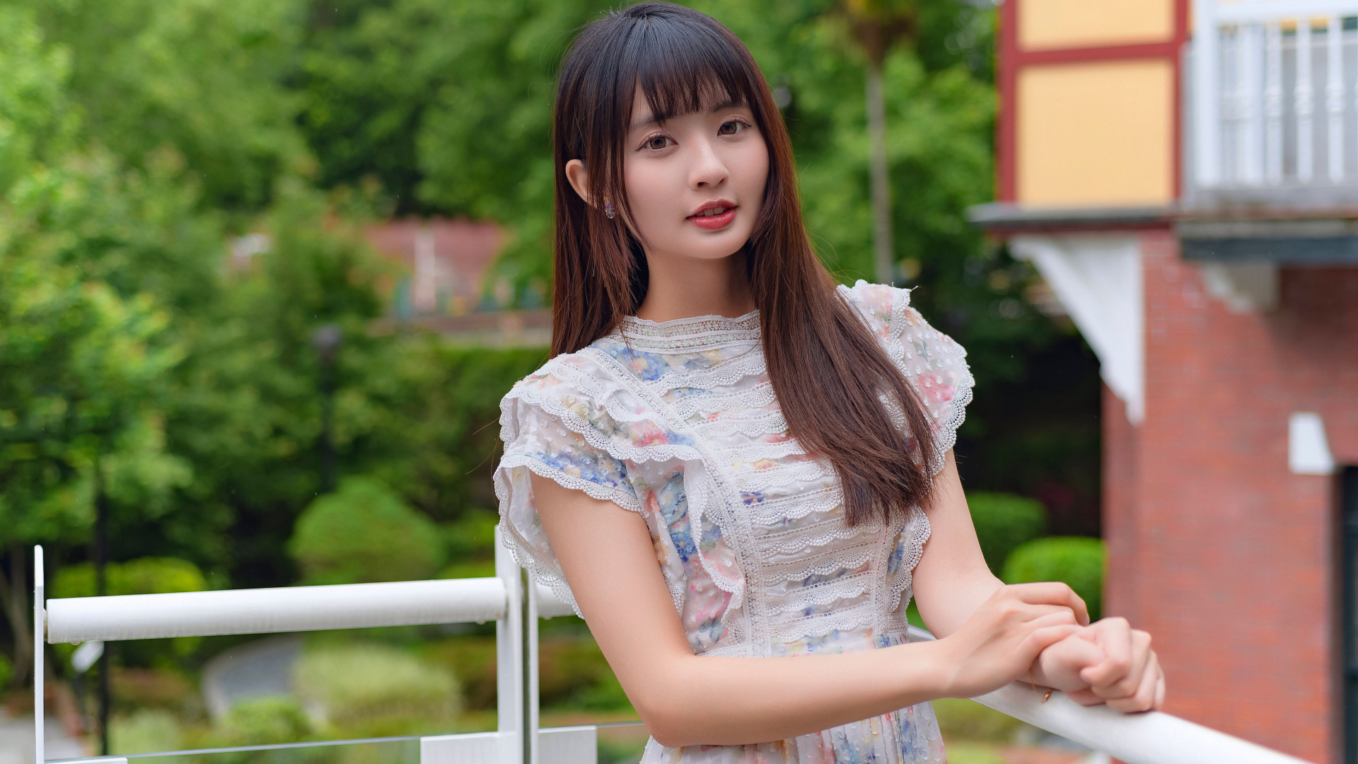 Нежный взгляд молодой длинноволосой азиатки в платье