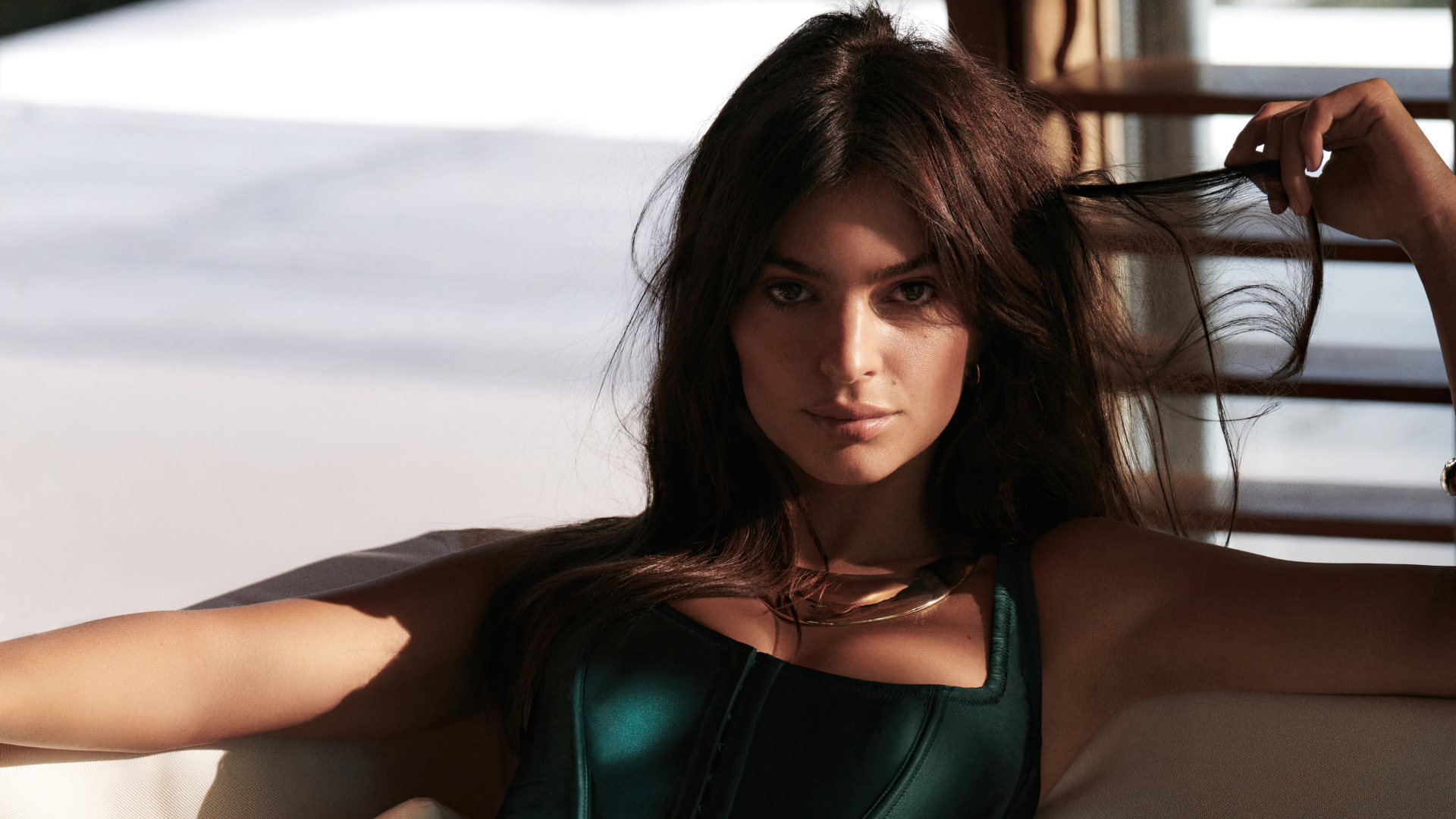 Американская модель Эмили Ратаковски держит волосы