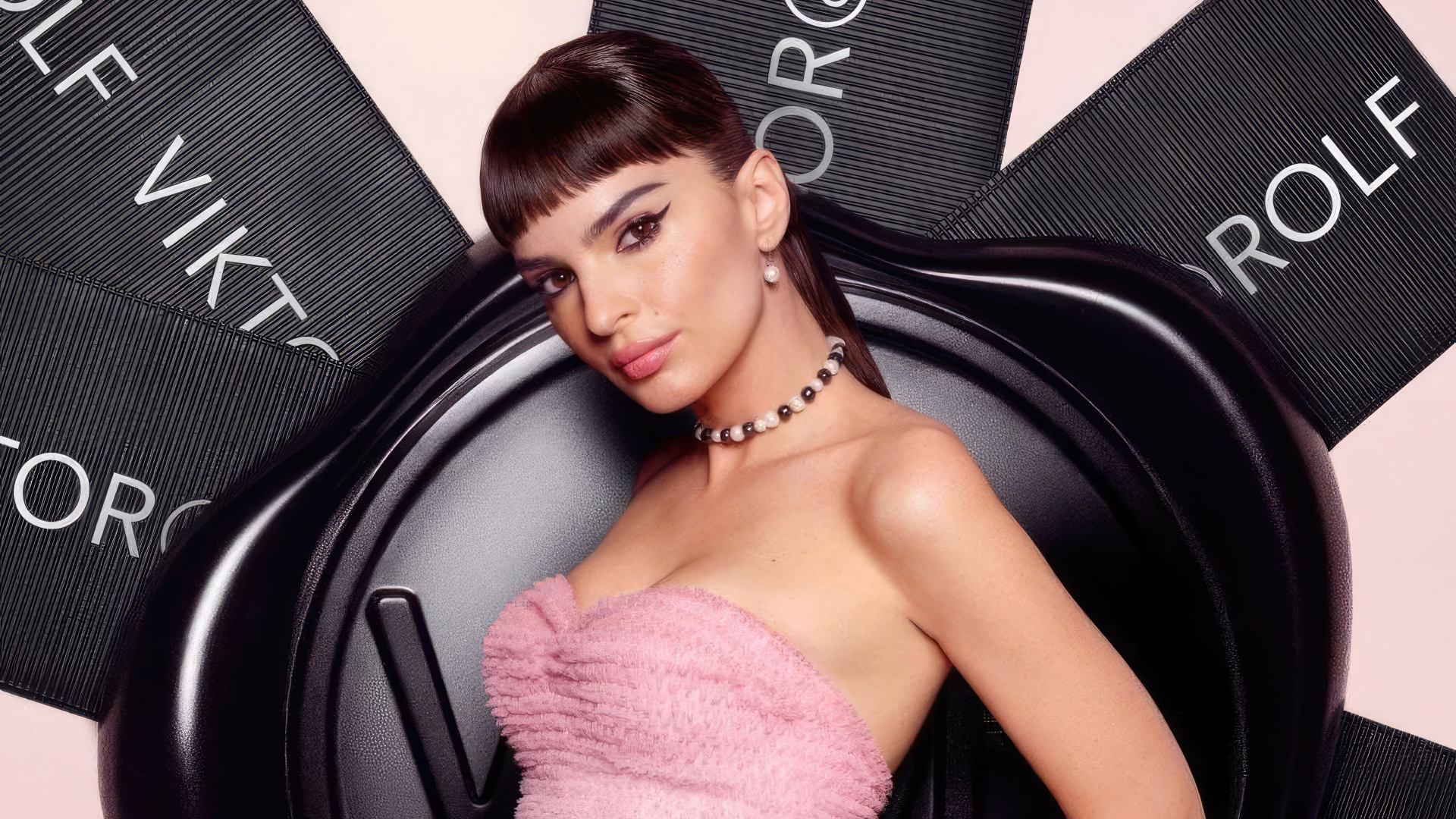 Красивая девушка модель Эмили Ратаковски в розовом наряде